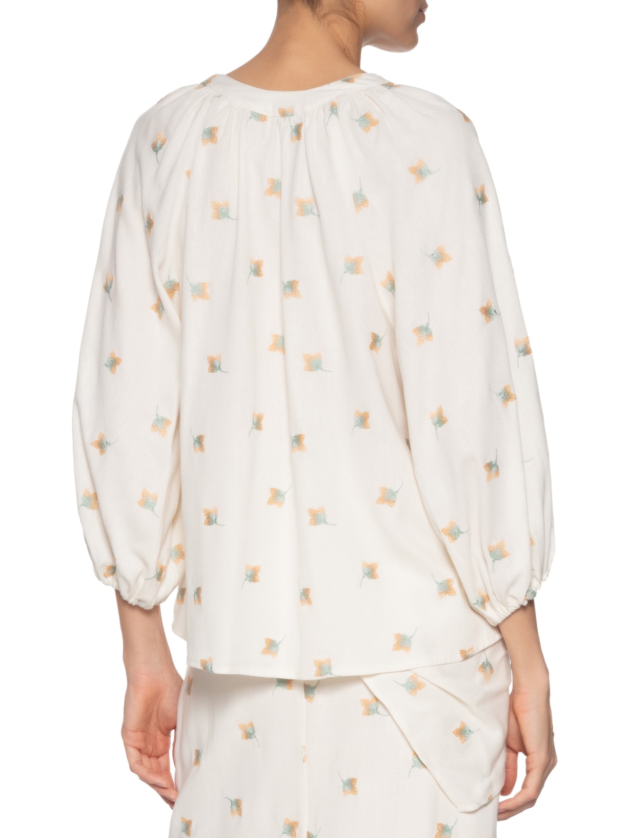 Bata Feminina Bordado Floral Branco Maria Filó