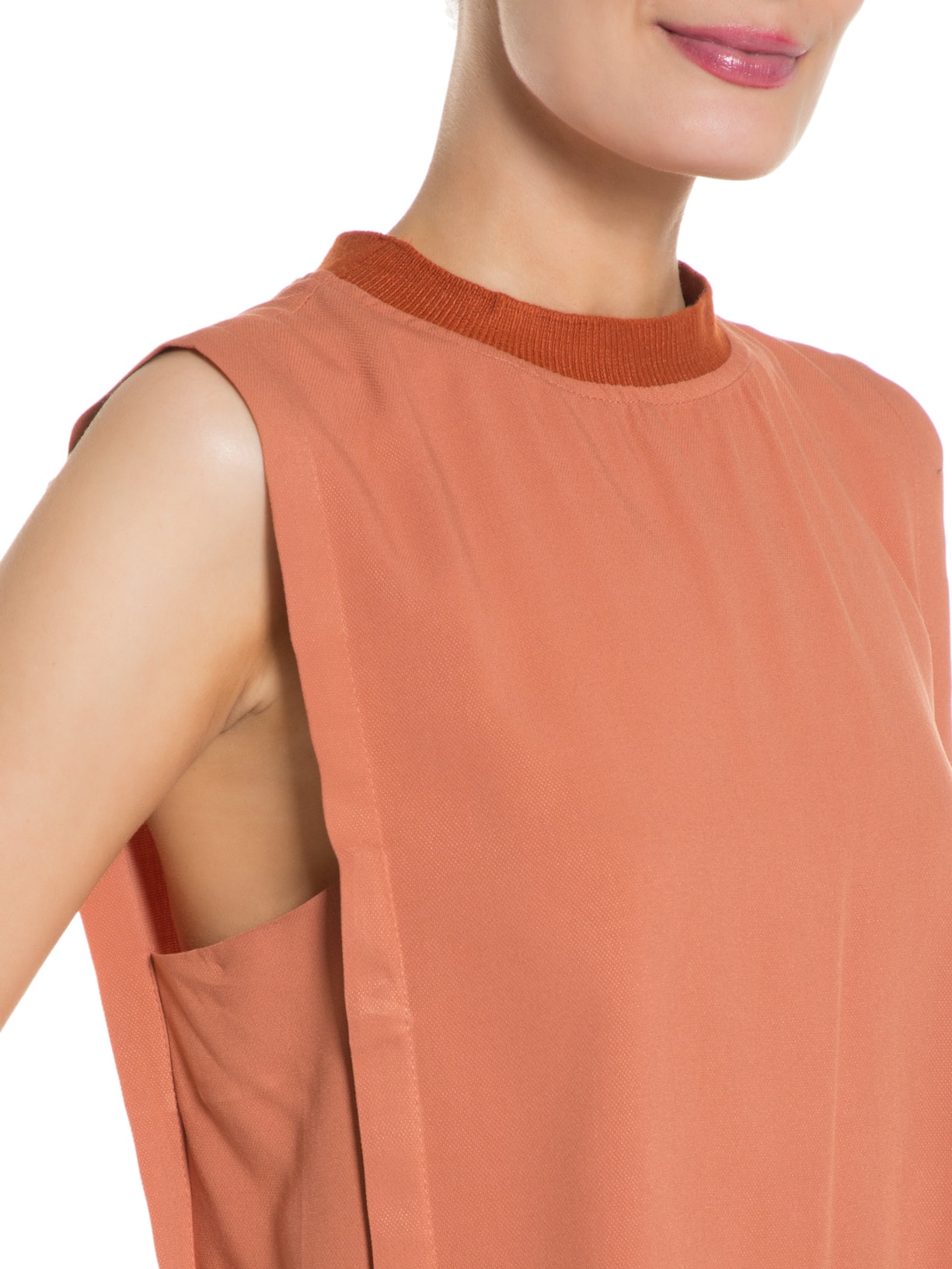 Blusa Feminina Crepe Gola Retilínea Marrom Dress To