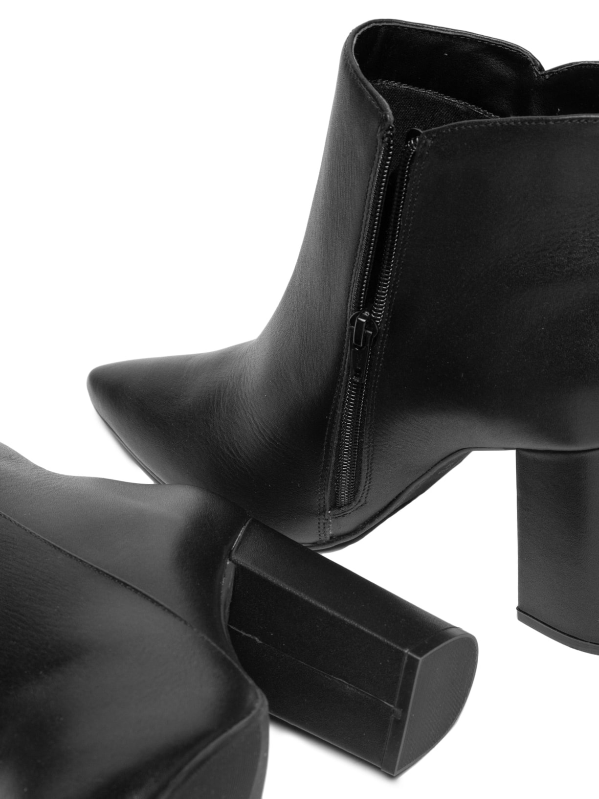 Bota Feminina Cano Curto Couro Preto Market 33