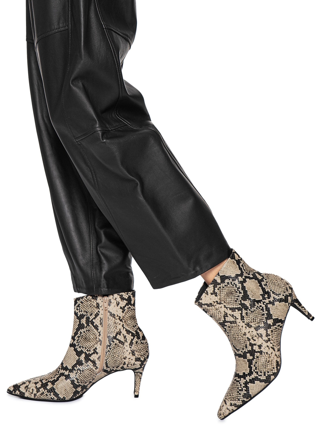 Bota Feminina Salto Baixo Em Couro Animal Print '2Essential