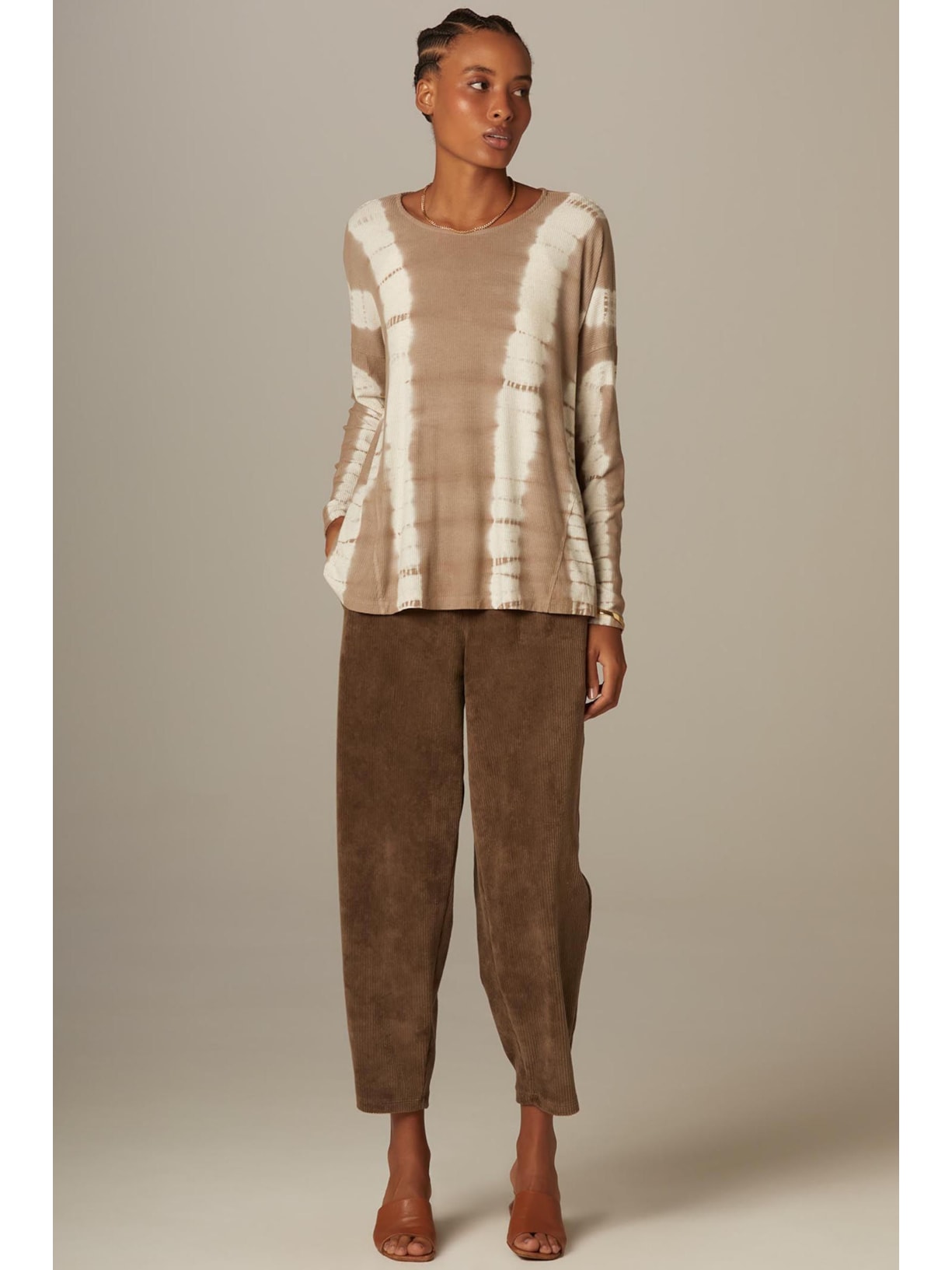 Calça Cenoura Cotelê Marrom Heidi Yogini