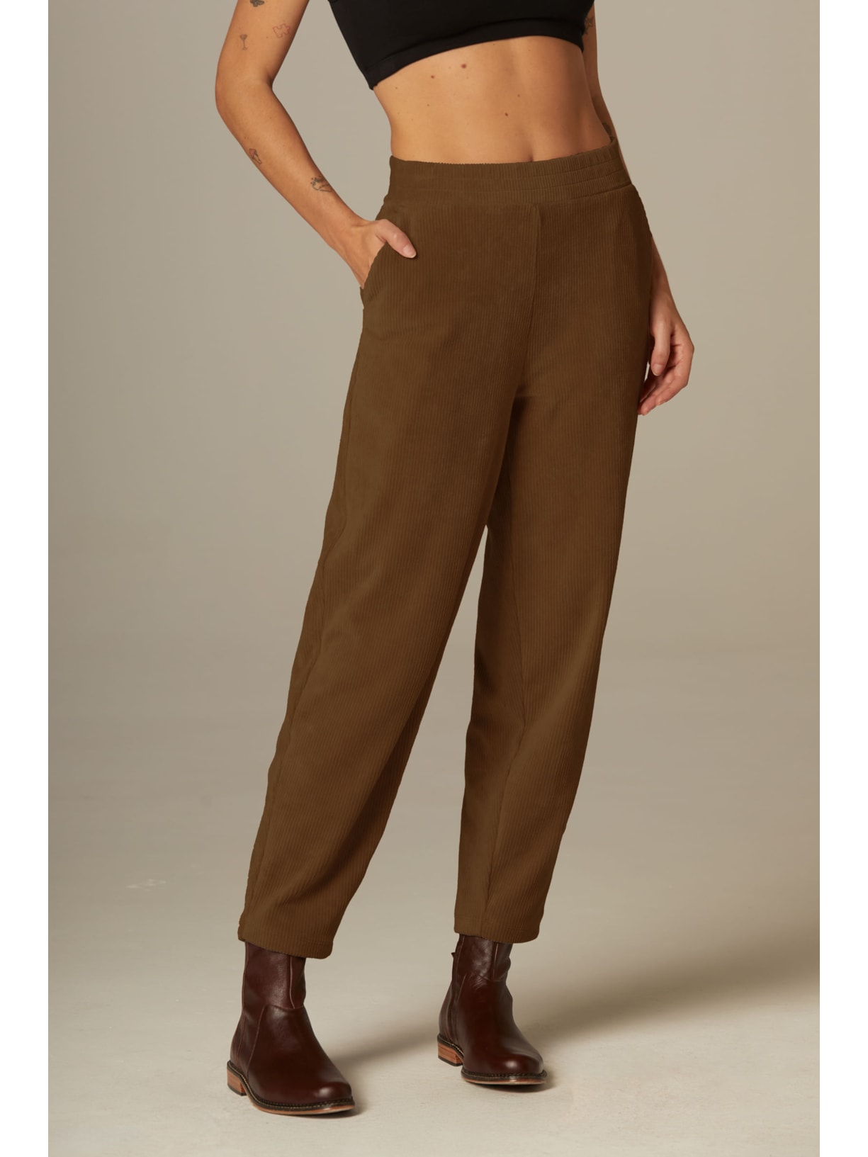 Calça Cenoura Cotelê Marrom Heidi Yogini