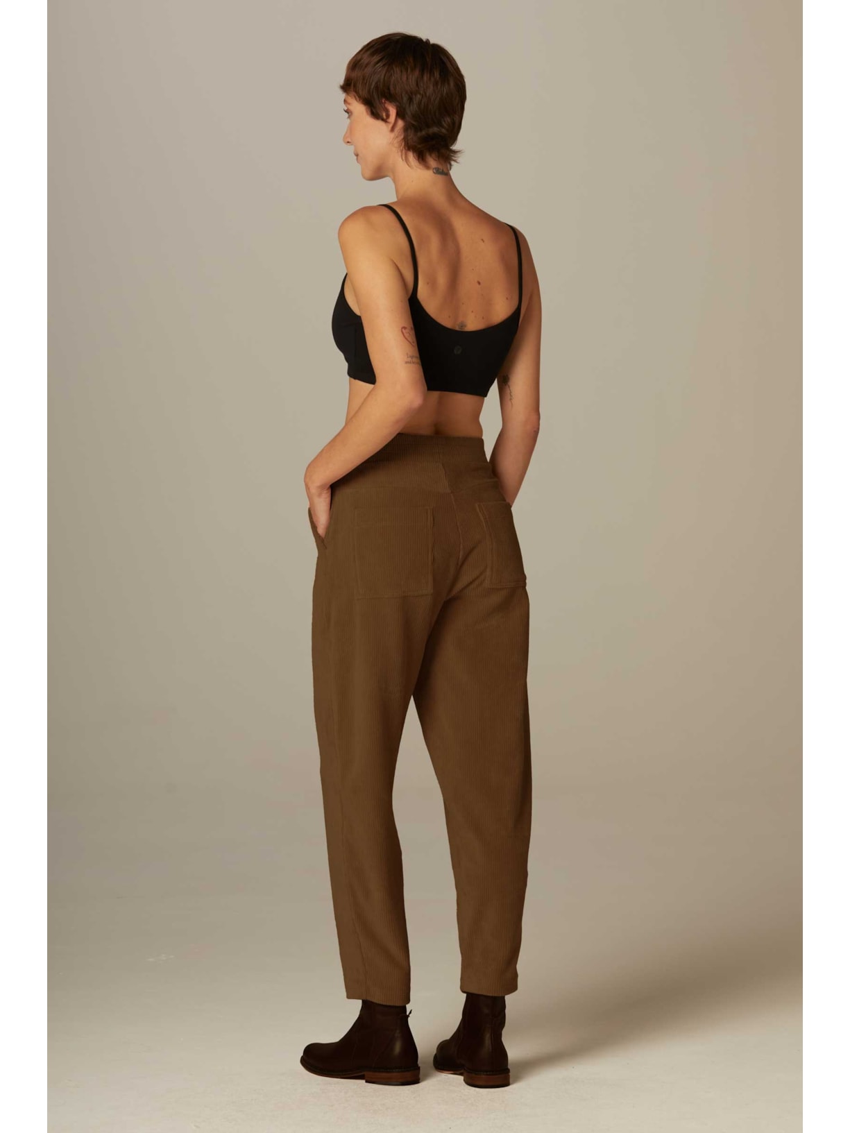 Calça Cenoura Cotelê Marrom Heidi Yogini