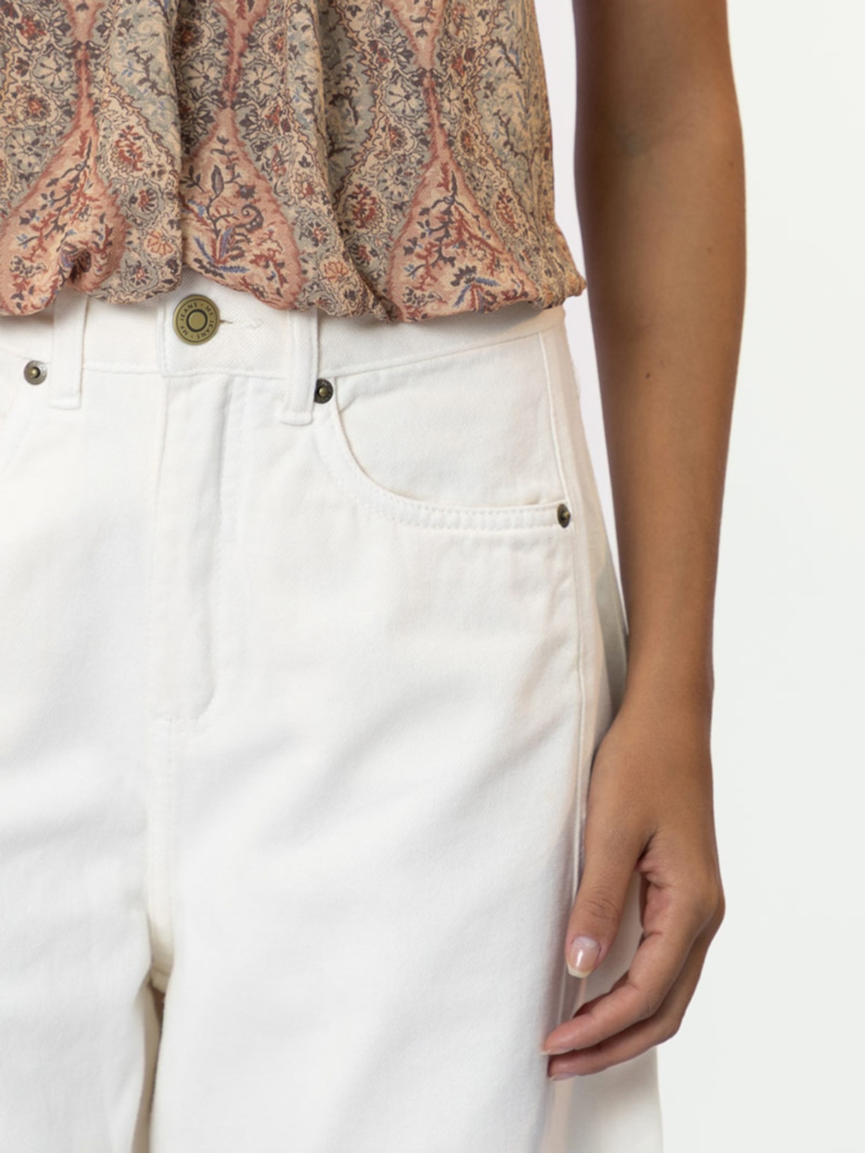 Calça Feminina Sarja Barrel Recortes Off White Maria Filó