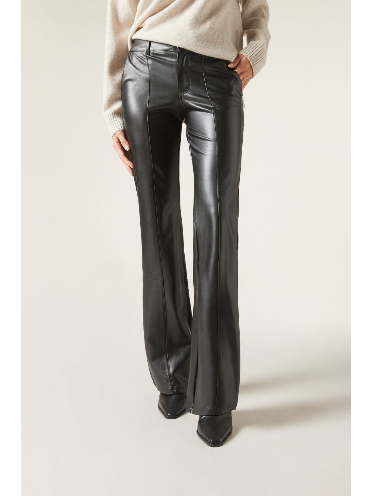 Calça Flare Com Efeito Couro Preto - Main Image