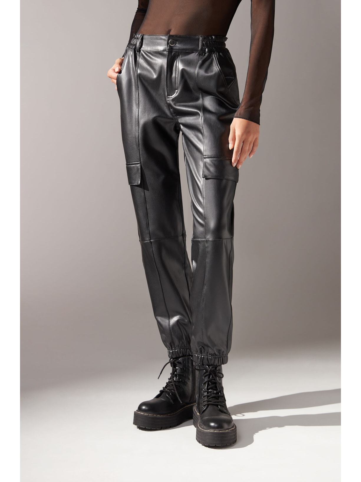 Calça Jogger Efeito Couro Preto - Main Image