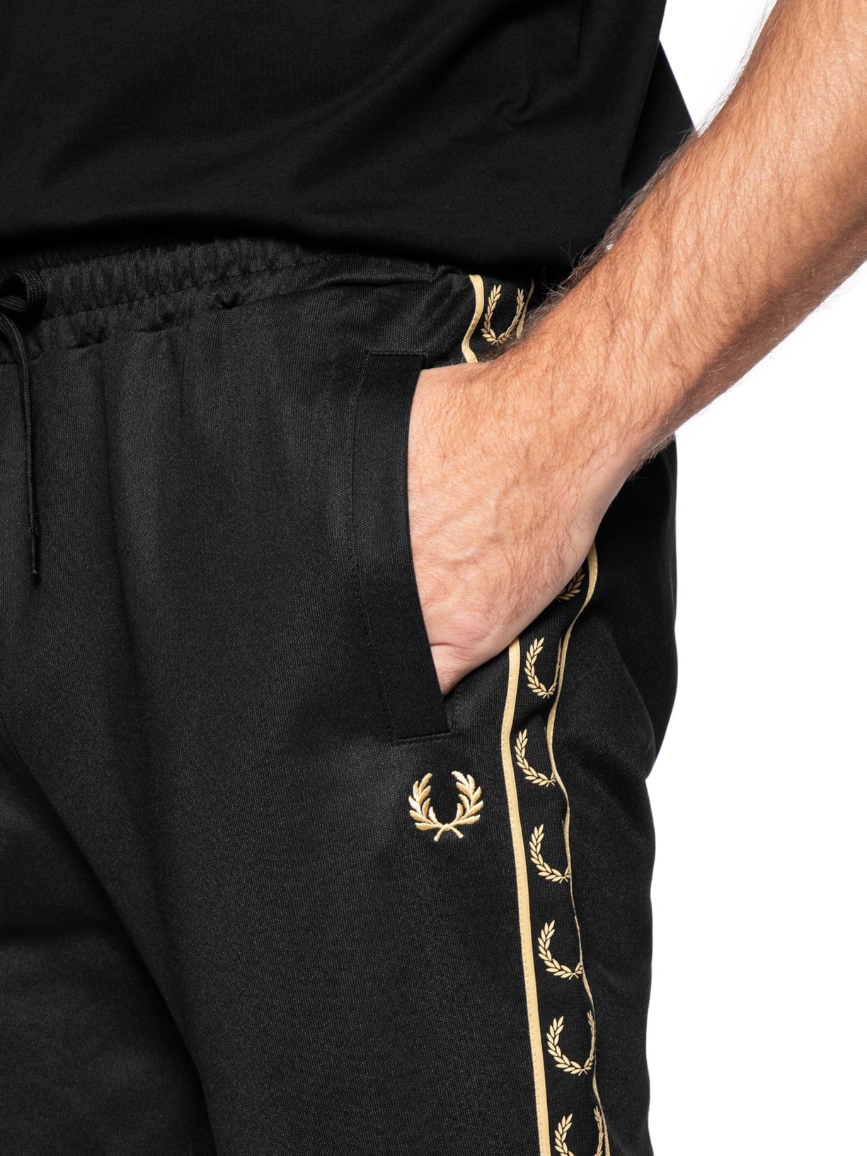 Calça Masculina Esportiva Jogger Detalhe Faixa Contrastante – Preto Fred Perry