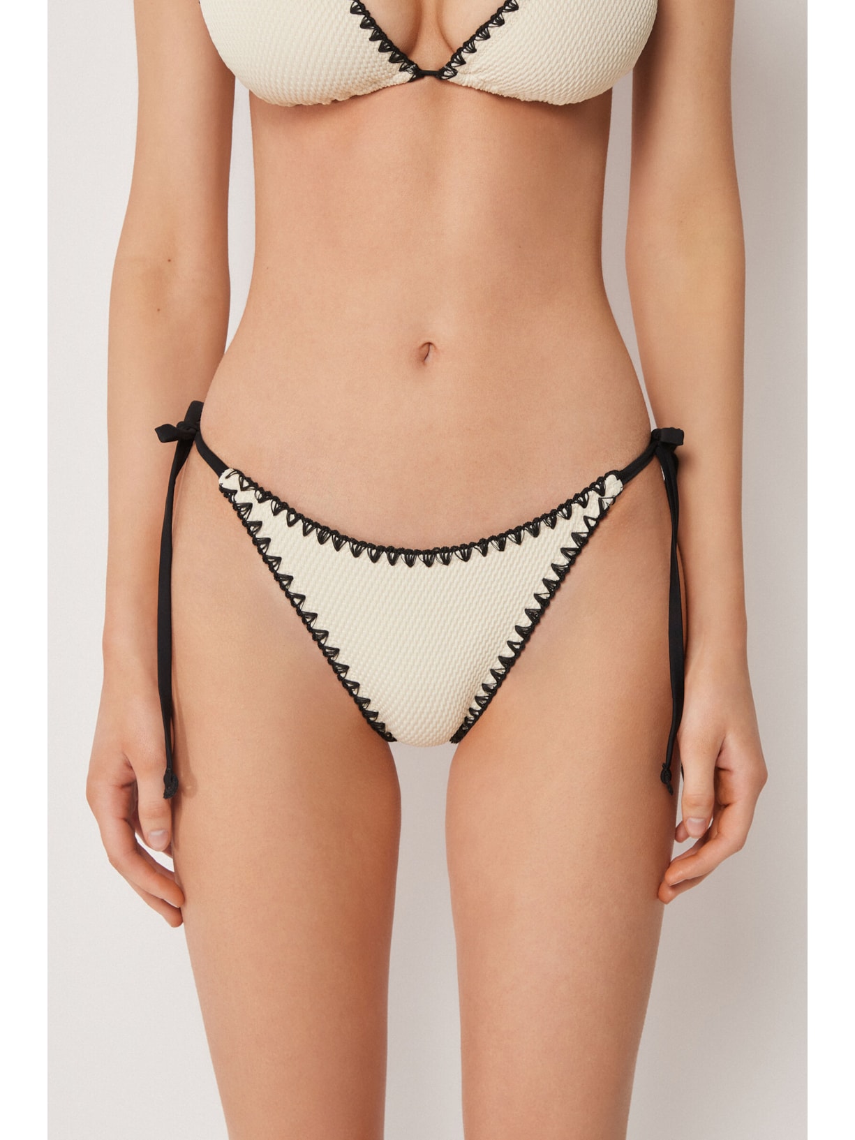 Calcinha De Biquíni Brasileira Com Amarração Bicolor Embroidery Off-White Calzedonia