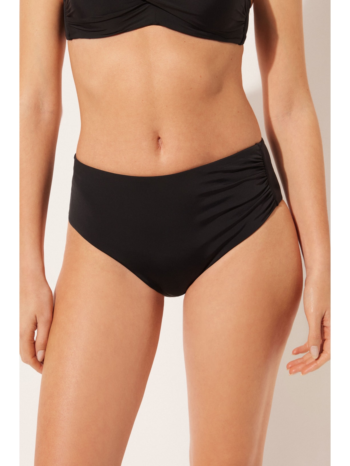 Calcinha De Biquíni De Cintura Alta Modeladora Indonésia Preto Calzedonia