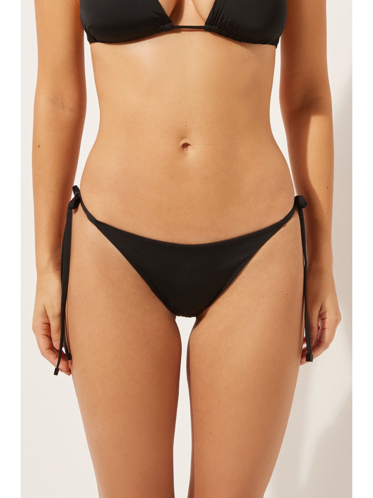 Calcinha De Biquíni Fio Dental Com Amarração Indonésia Preto Calzedonia