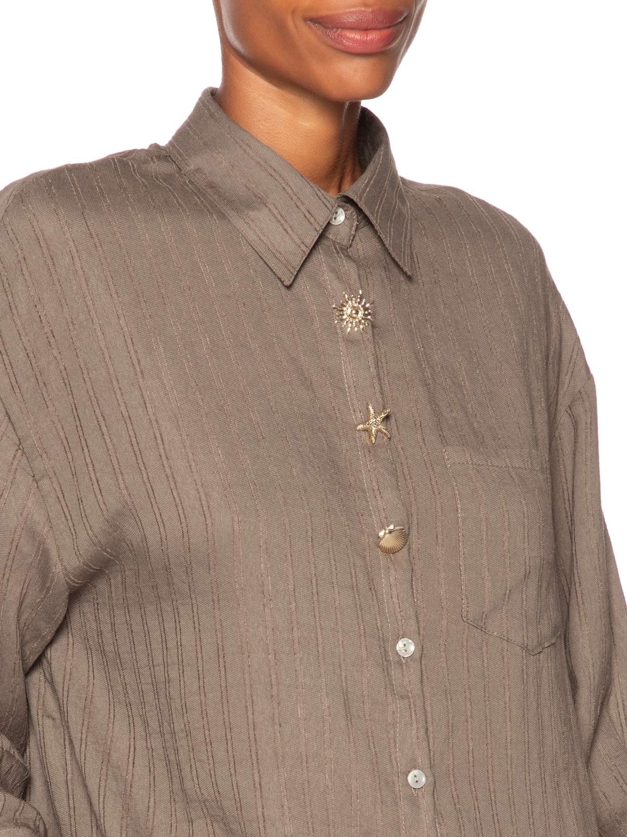 Camisa Feminina Listrada Com Bolso Marrom Basiq