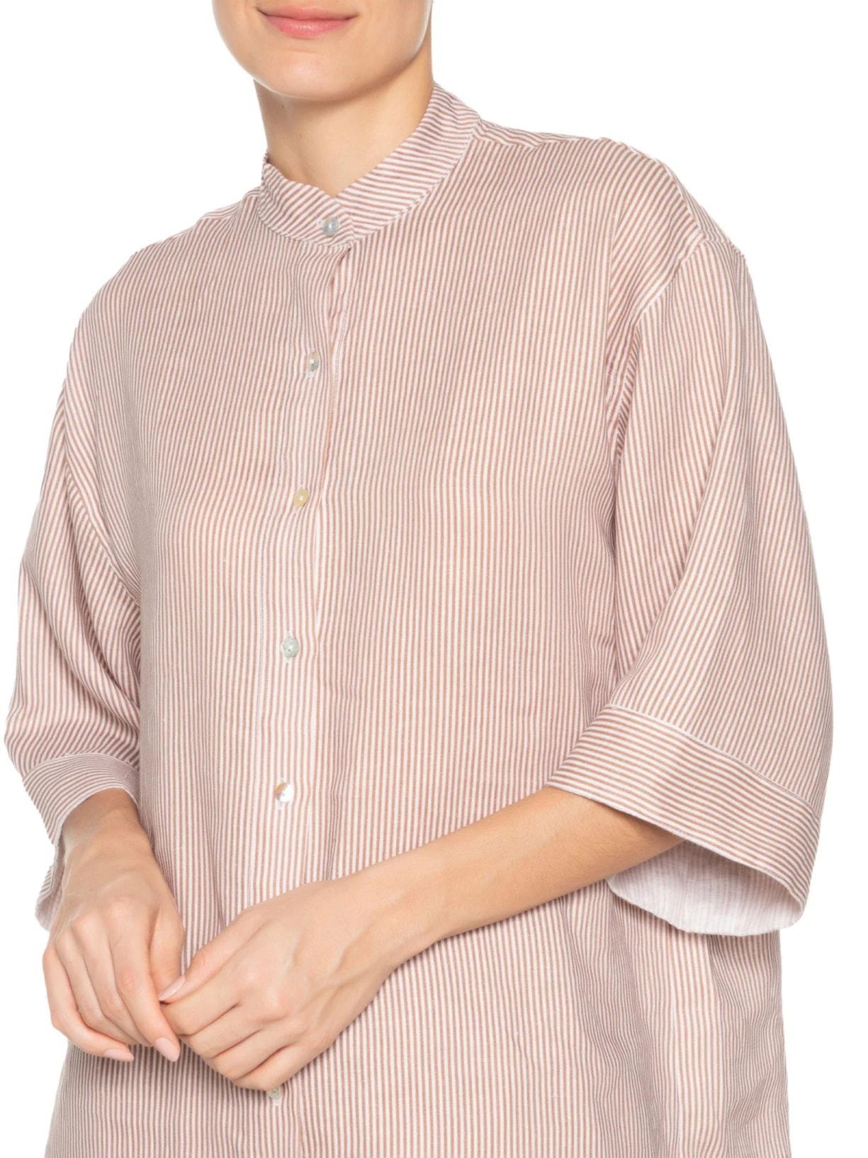 Camisa Feminina Oversized com Ombros Deslocados em Linho Puro Listrado Bege '2Essential