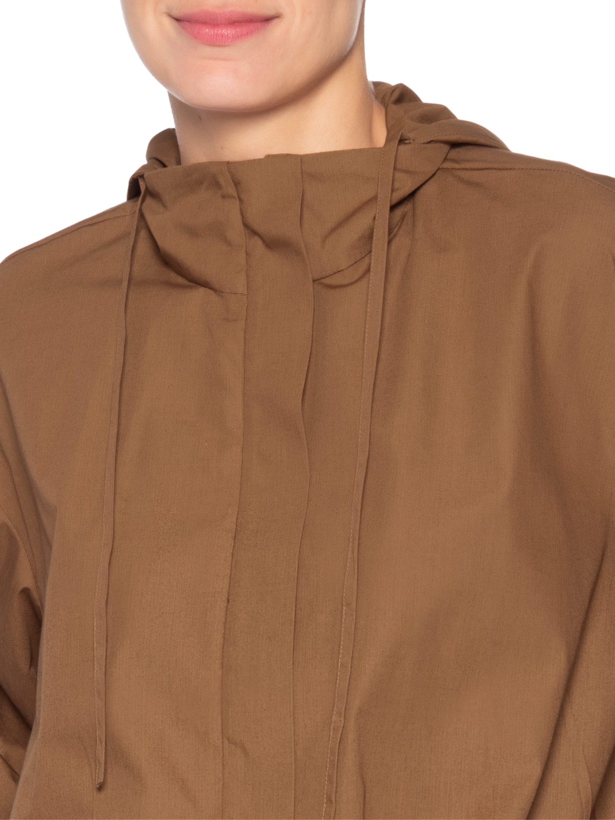 Camisa Feminina Pregas Capuz Marrom Andrea Marques