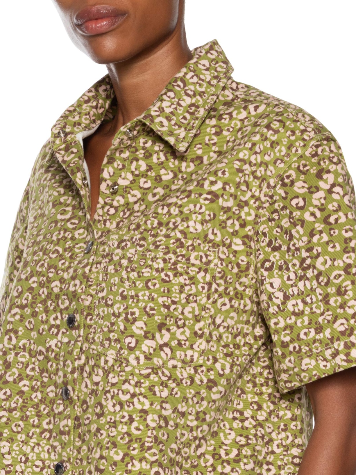 Camisa Feminina Sarja Manga Curta Estampada Onça Verde Animale Jeans