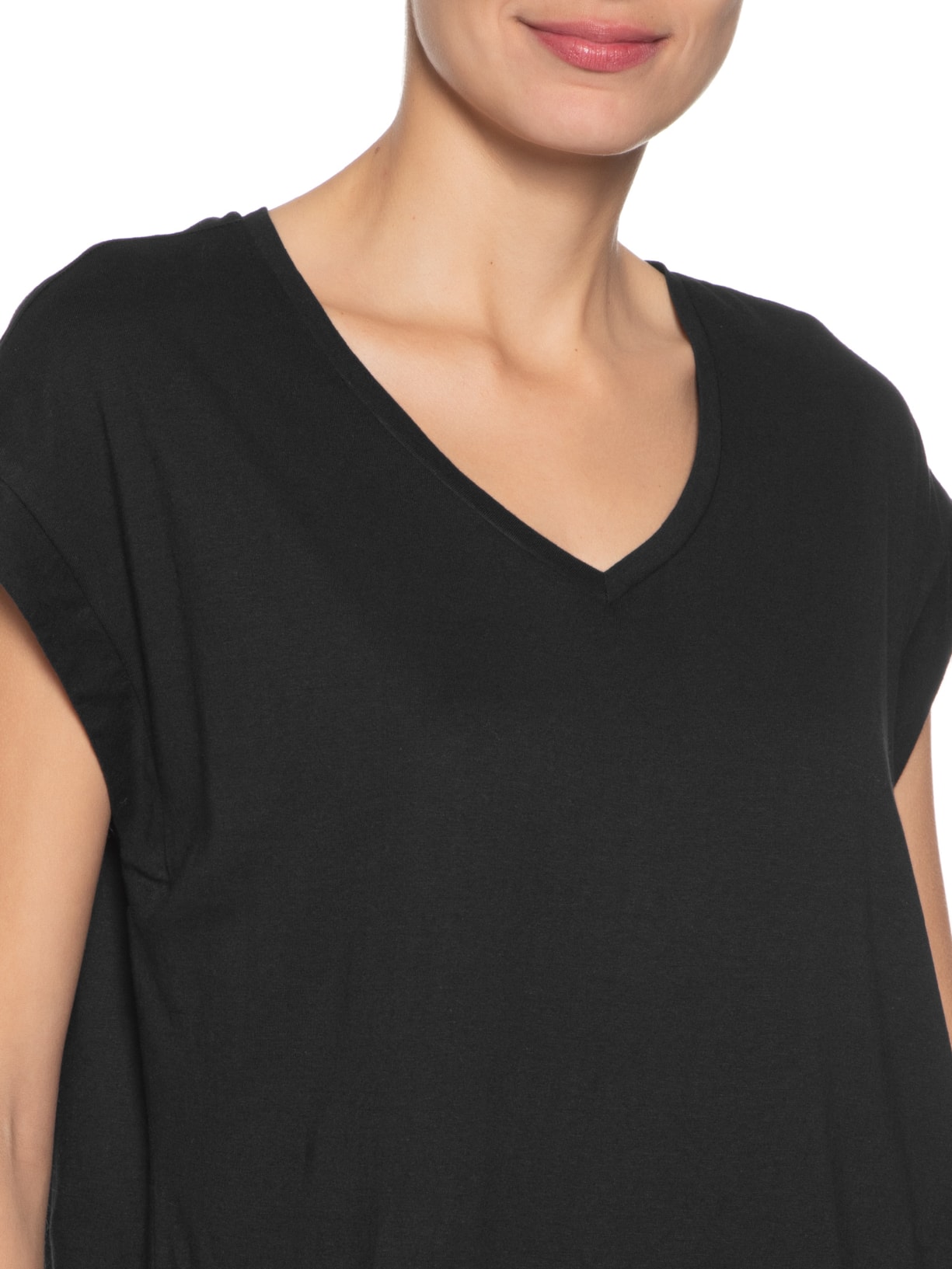 Camiseta Feminina Com Decote V Preto Basiq