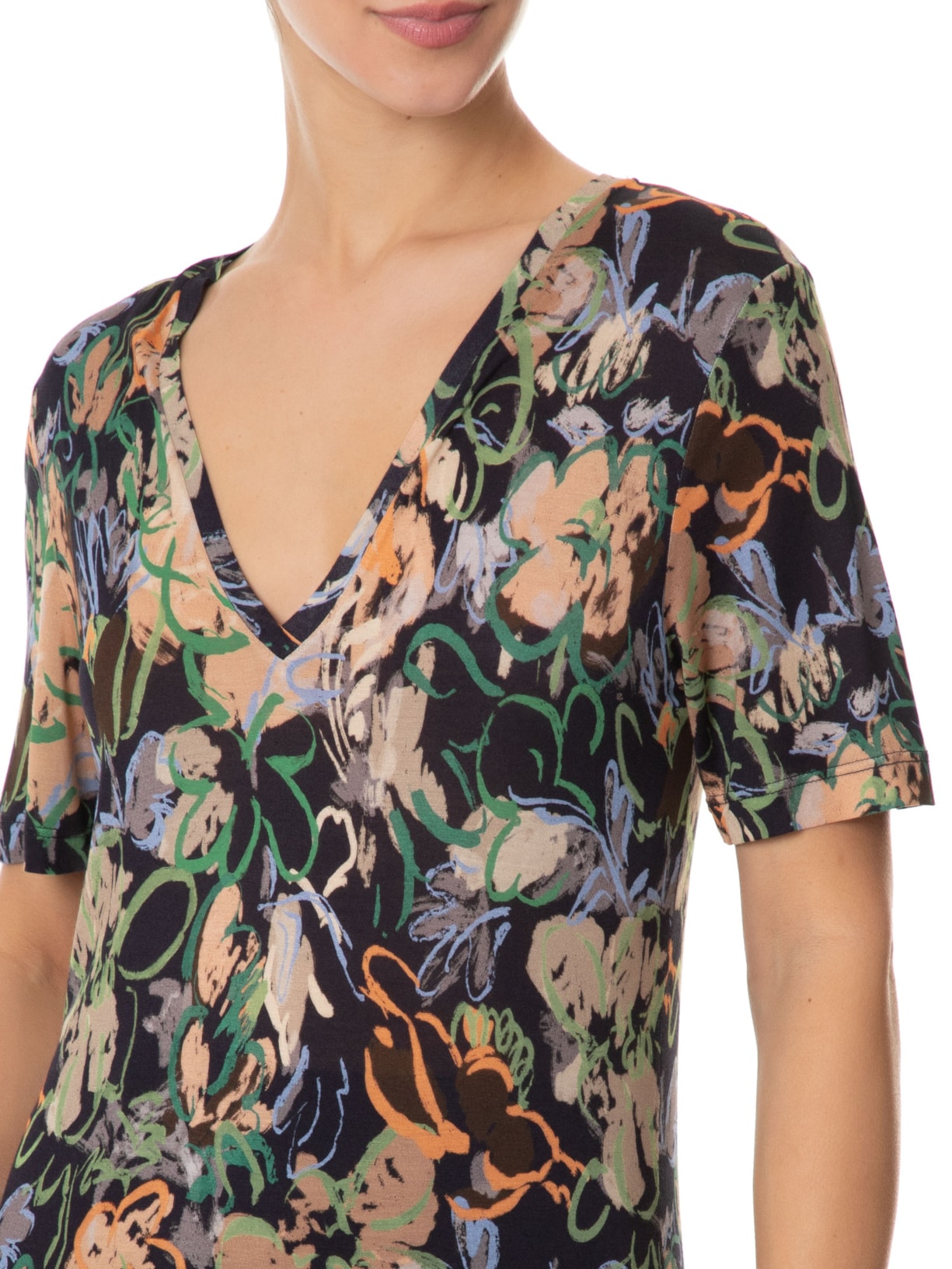 Camiseta Feminina Decote V Floral Pastel Preto Animale