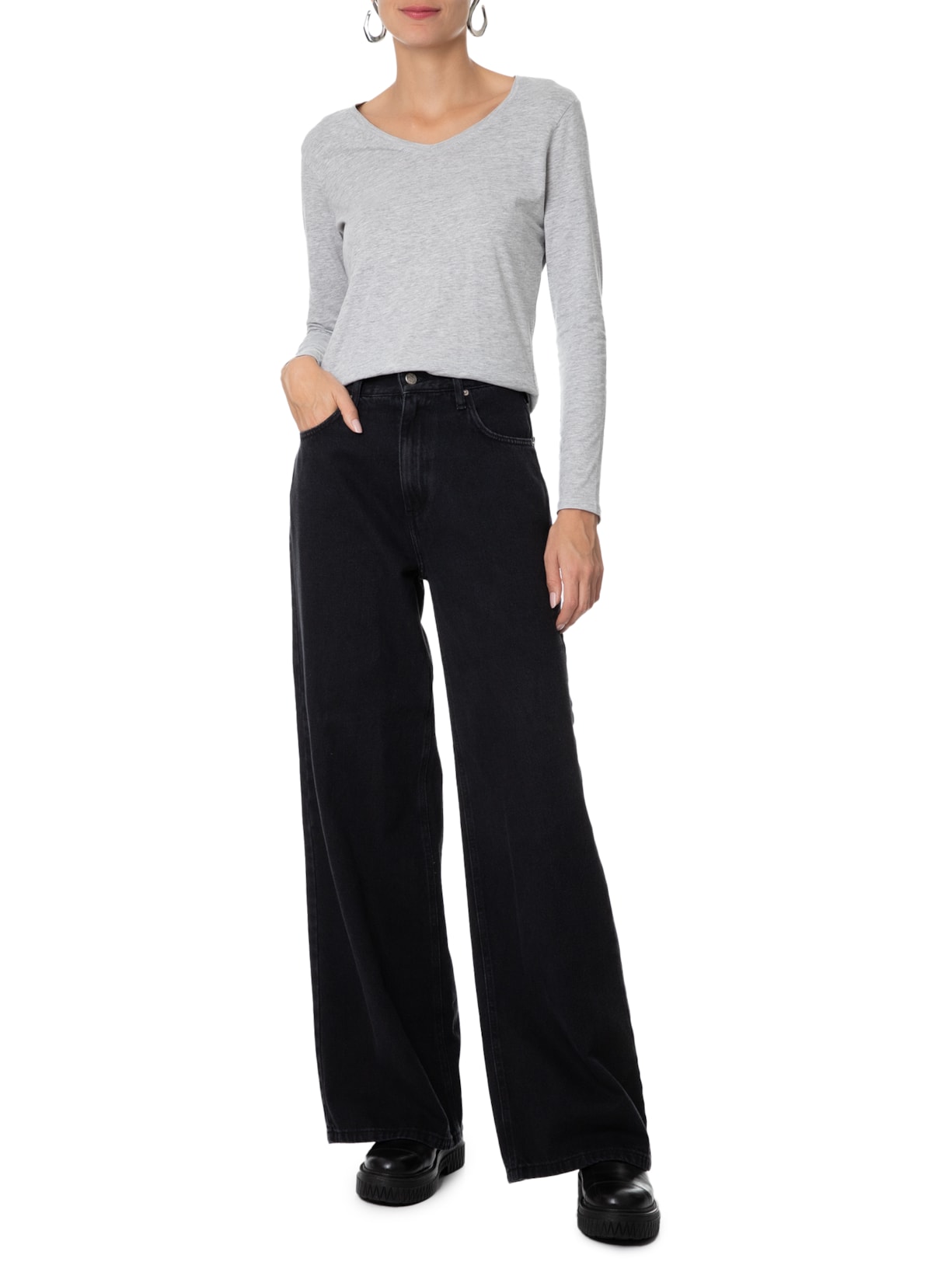 Camiseta Feminina Malha Com Decote V Cinza Basiq