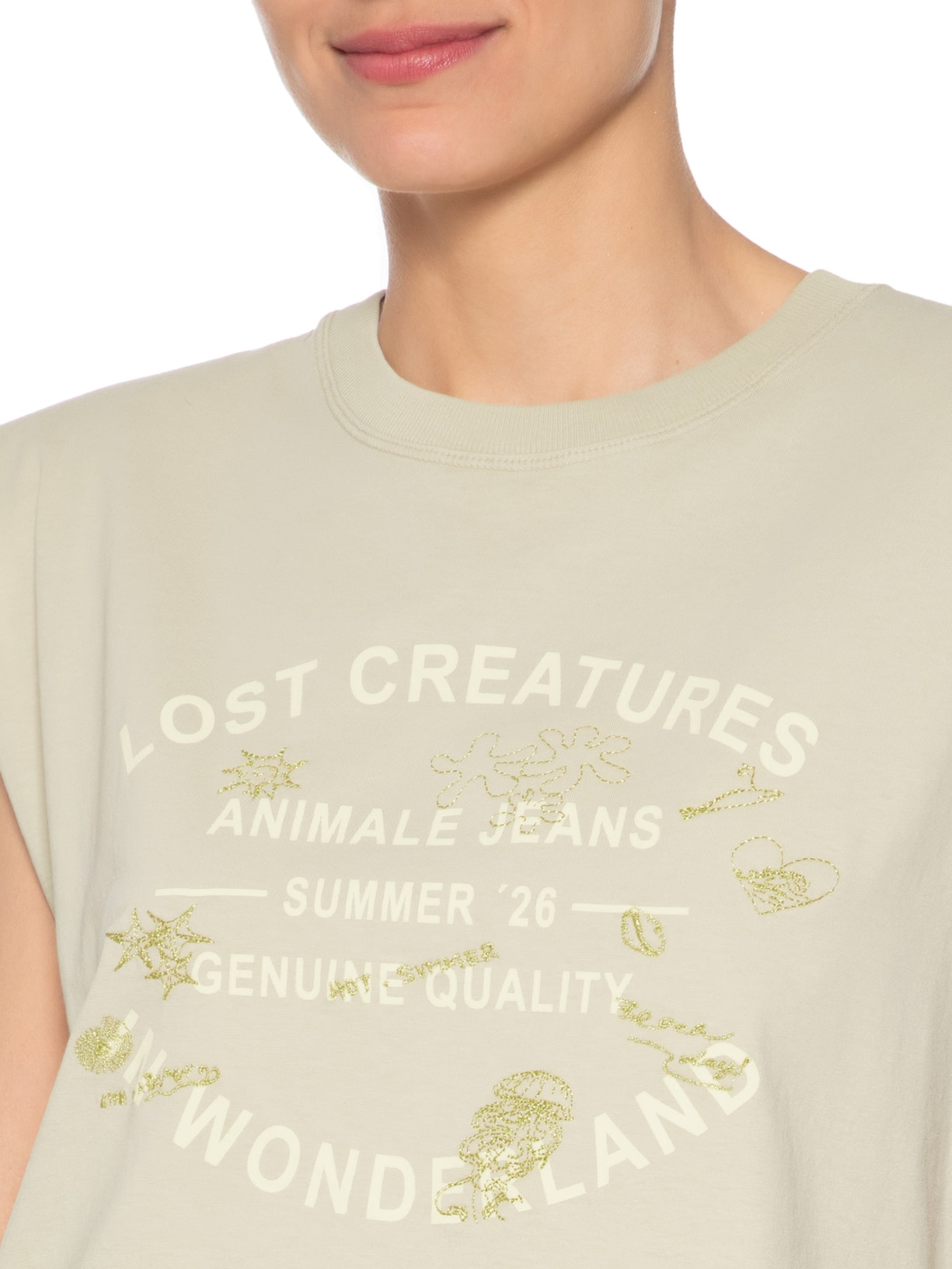 Camiseta Feminina Malha Wonderland Creatures Bege Animale Jeans