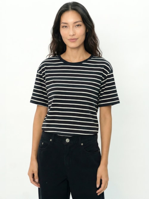 Camiseta Feminina Manga Curta Listras - Preto
