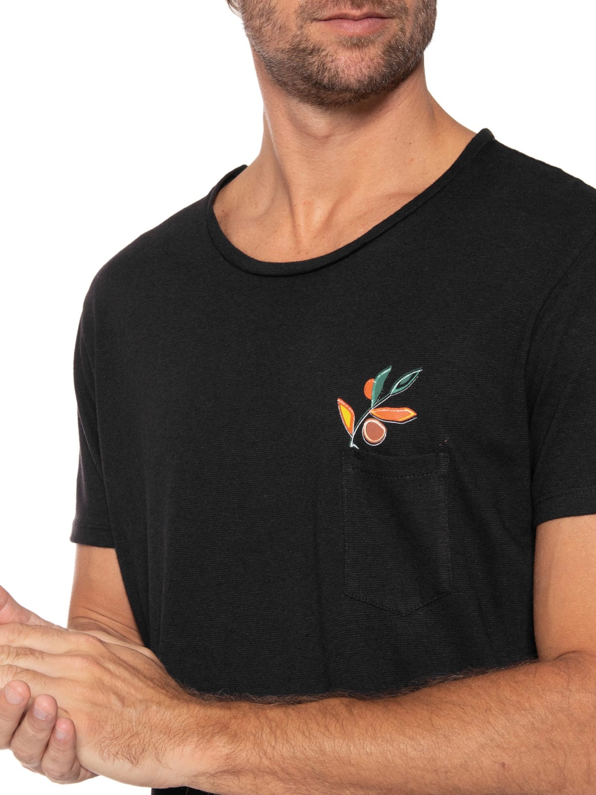 Camiseta Masculina Areal Flor Bolso Preto Be.each