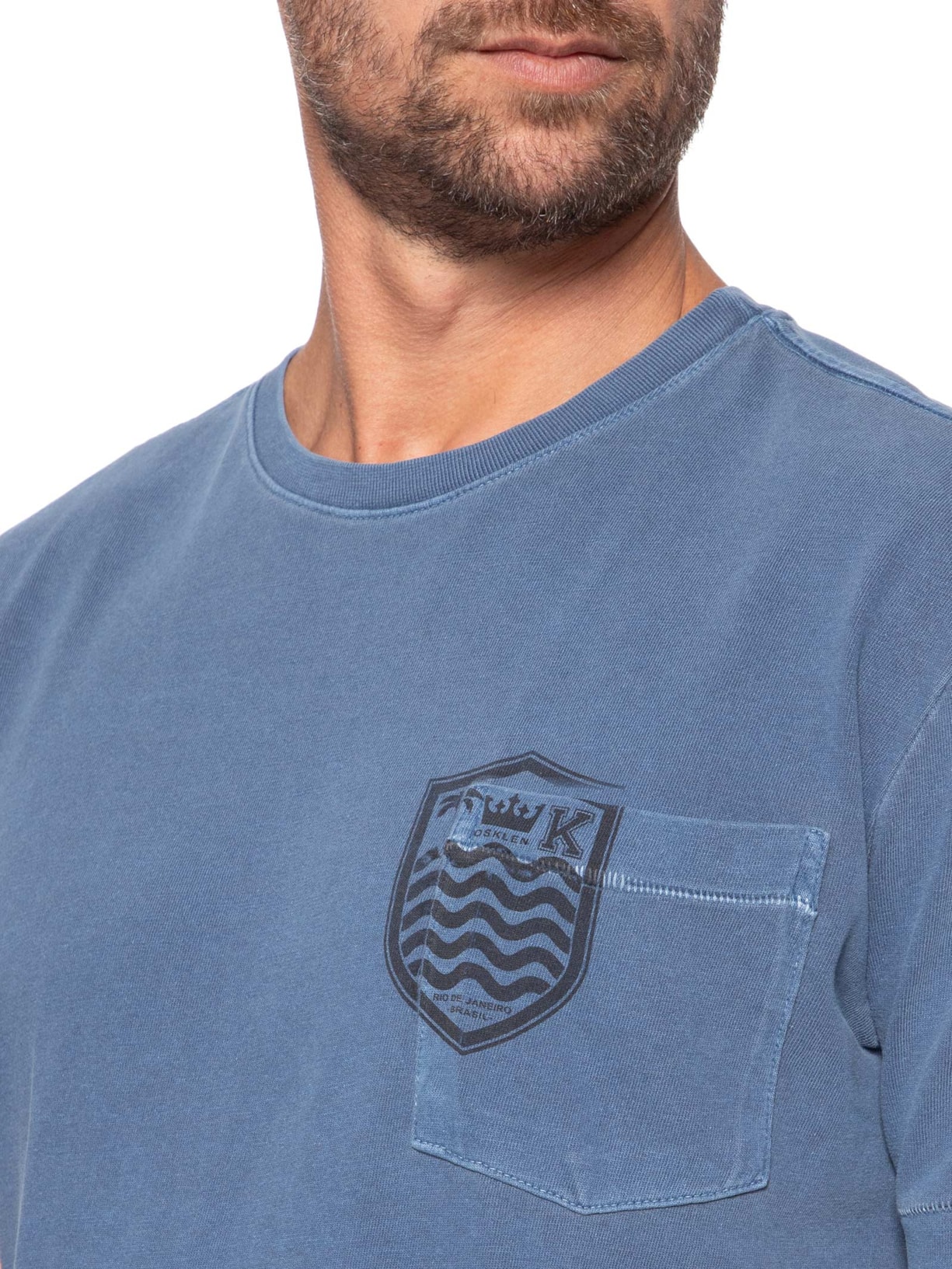 Camiseta Masculina Bolso Brasão Manga Curta Azul Osklen