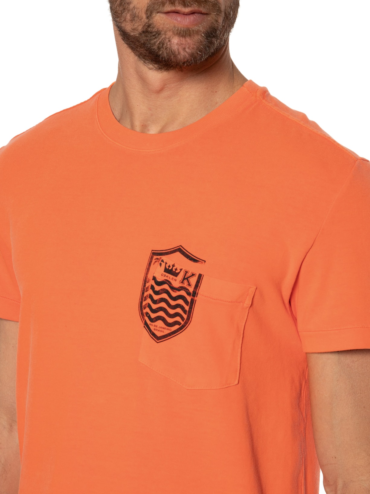 Camiseta Masculina Bolso Brasão Manga Curta Laranja Osklen