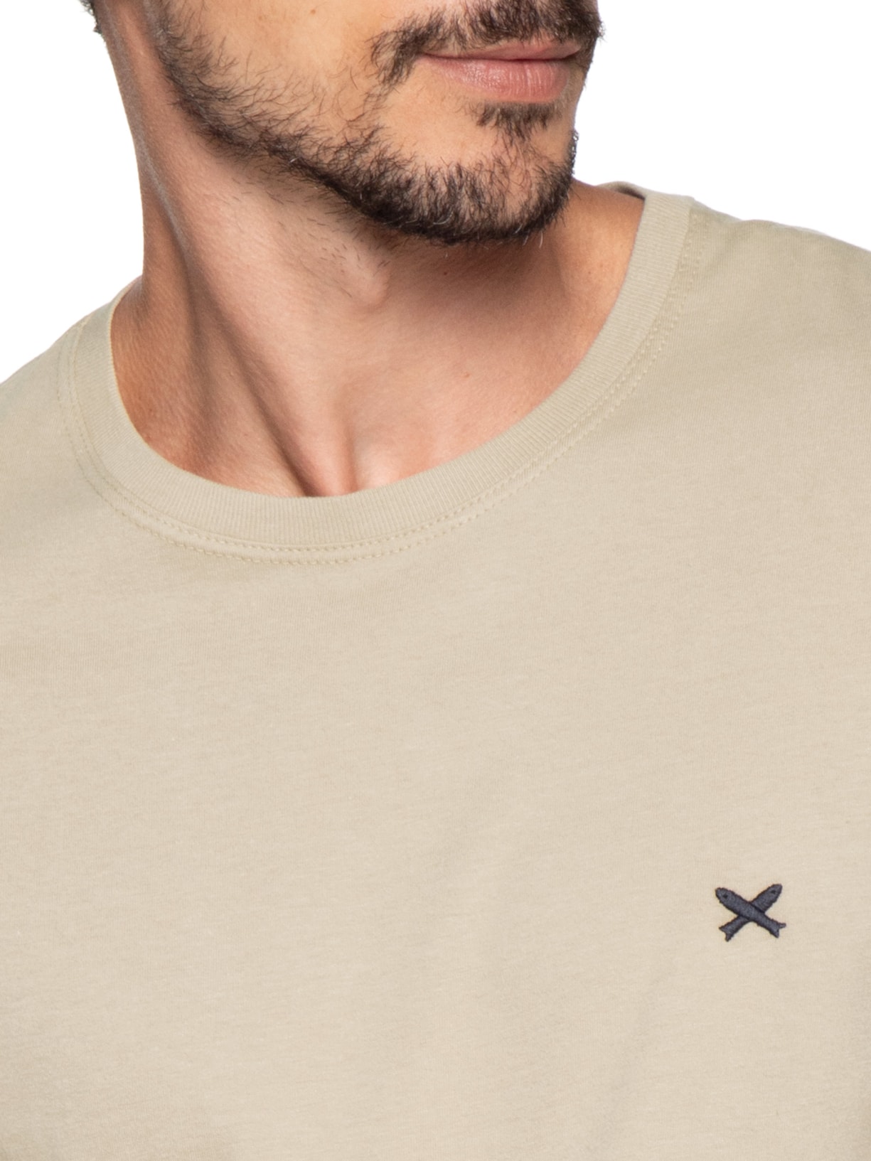 Camiseta Masculina com Peixe Bordado Família Marrom Hering