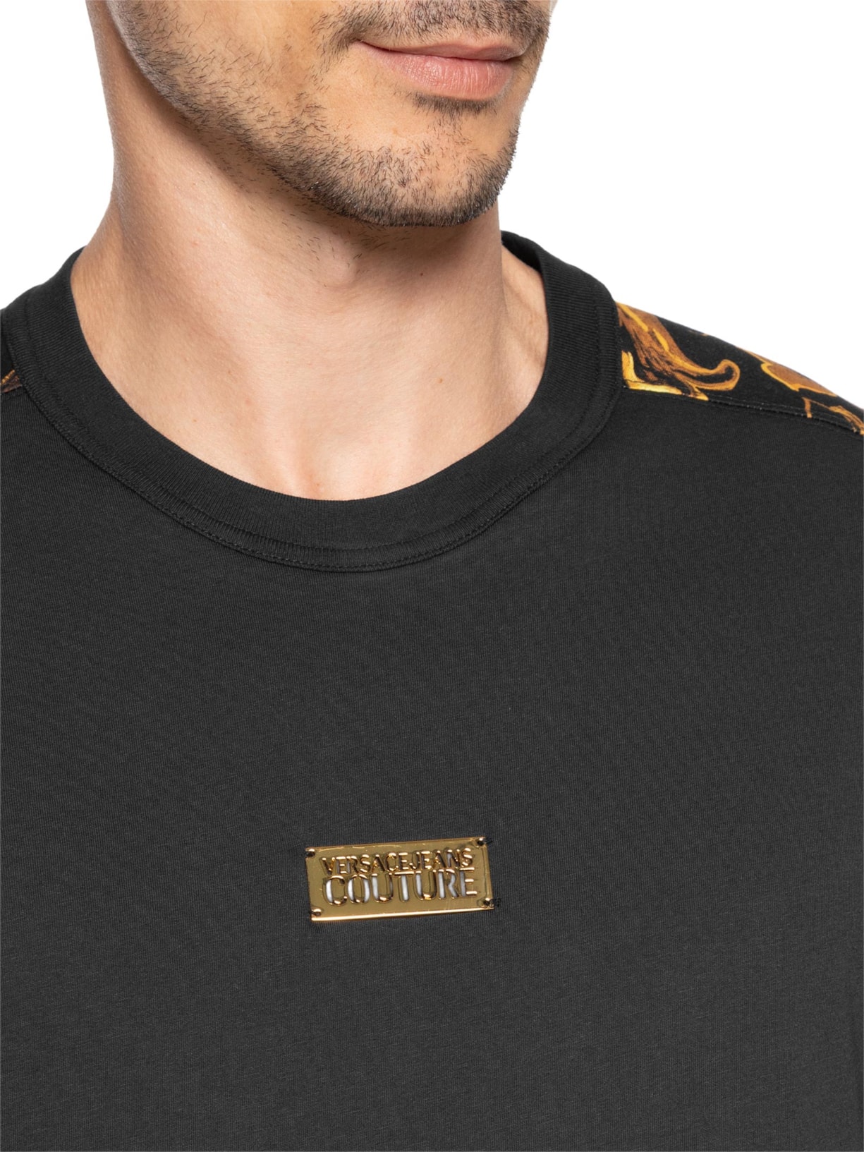 Camiseta Masculina Contr Barroco Print Preto Versace Jeans Couture