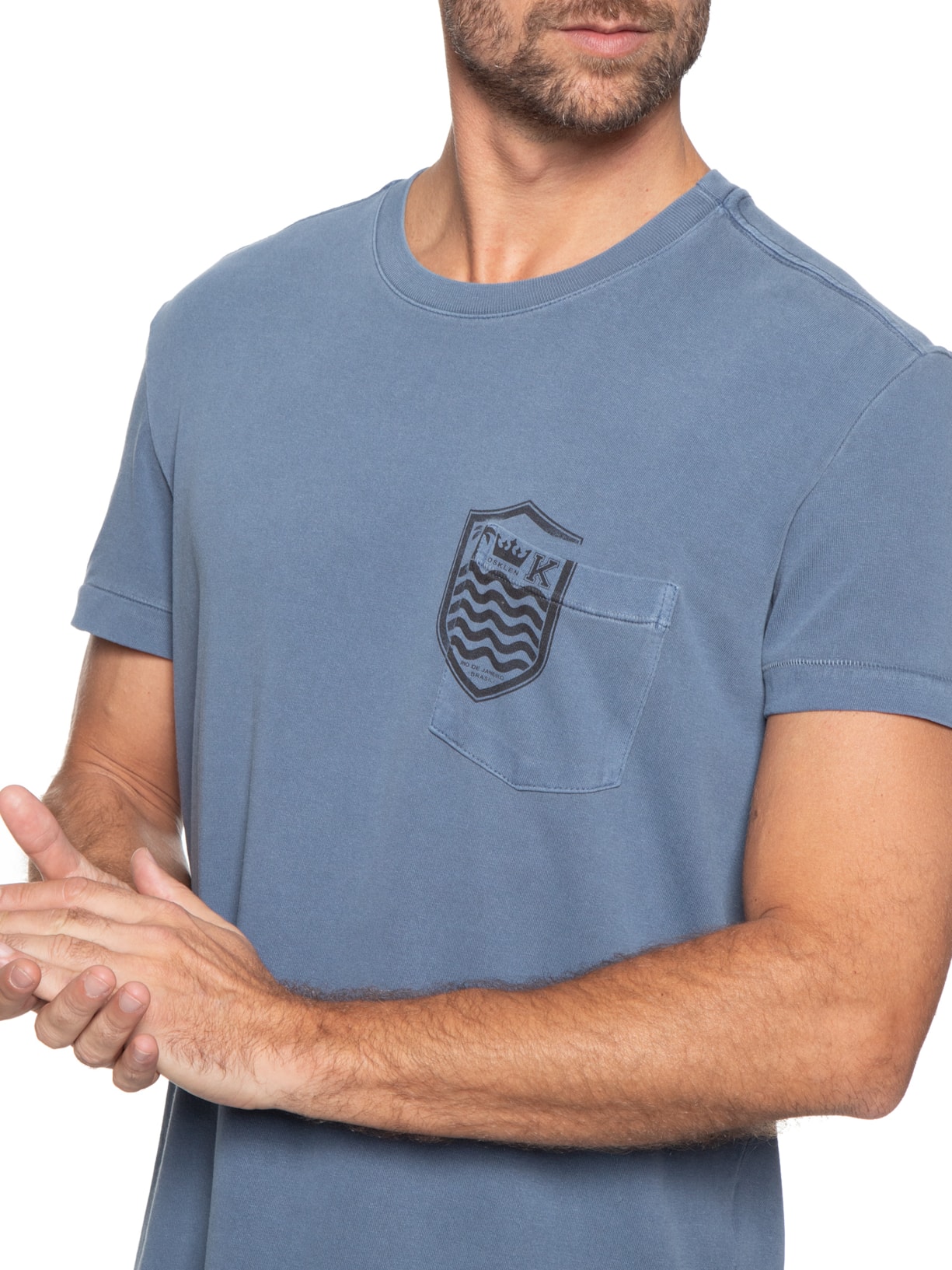Camiseta Masculina Manga Curta Gola Careca Bolso Brasão Azul Osklen