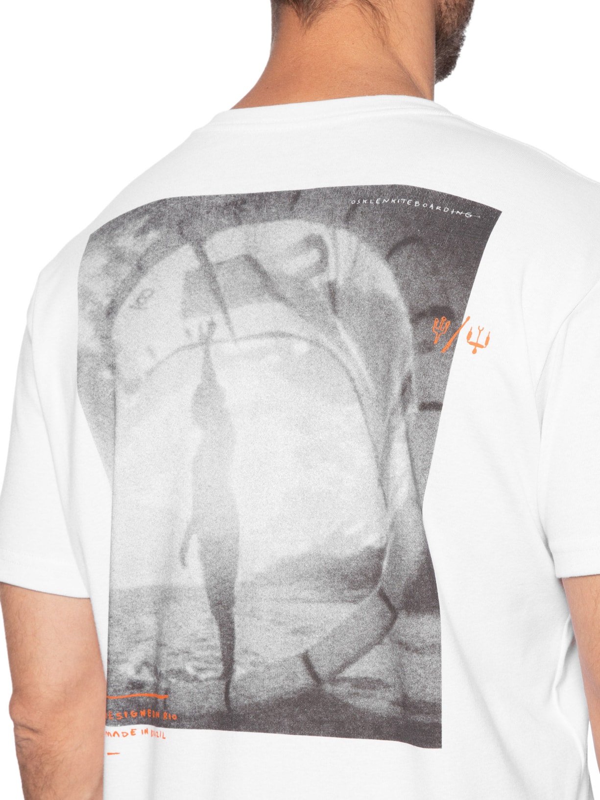 Camiseta Masculina Manga Curta Gola Careca Kite Poster Over Branco Osklen