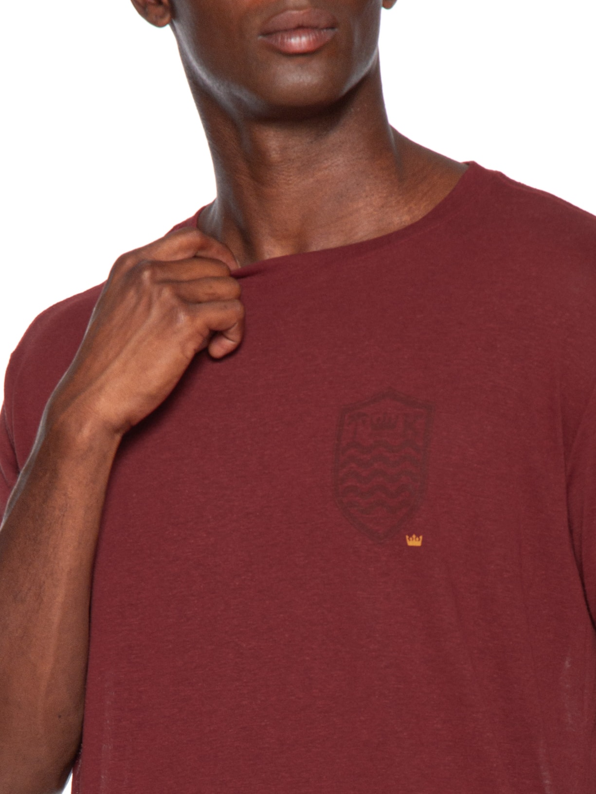 Camiseta Masculina Manga Curta Linen Brasão Vinho Osklen