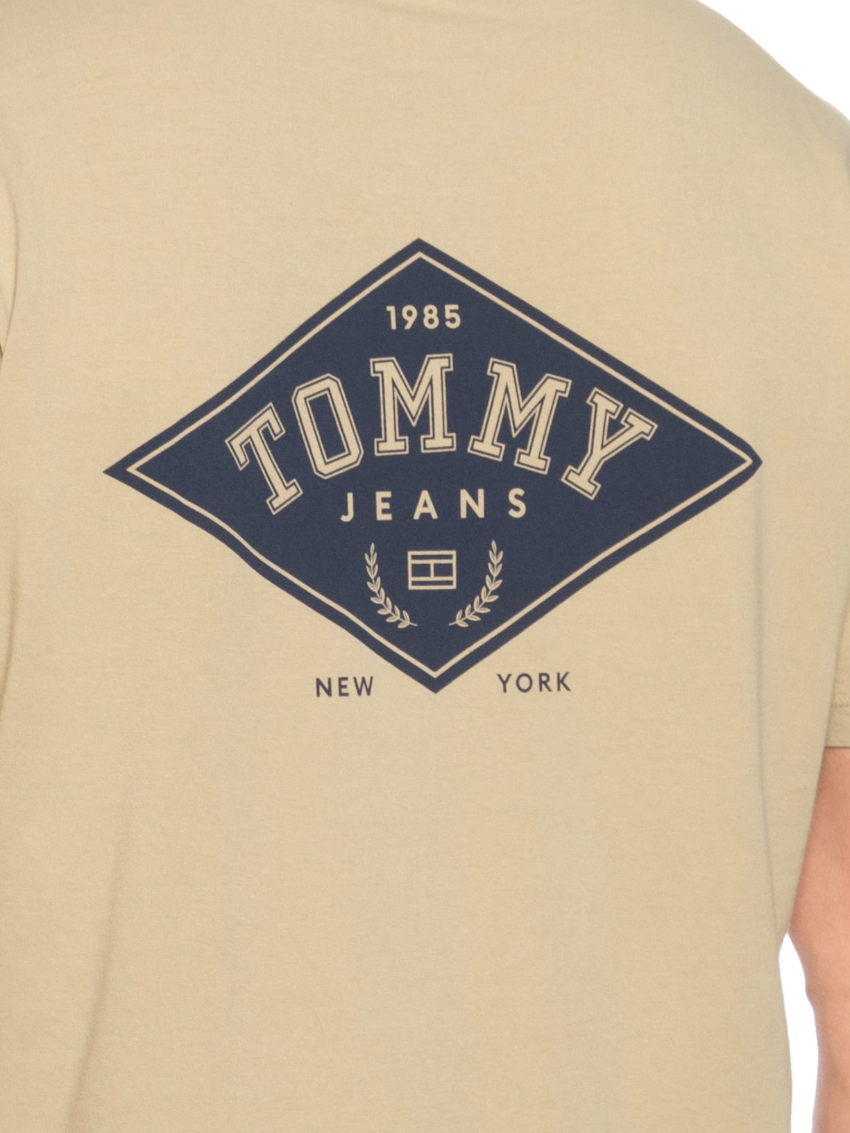 Camiseta Masculina Relaxed Fit Varsity Bege Tommy Jeans