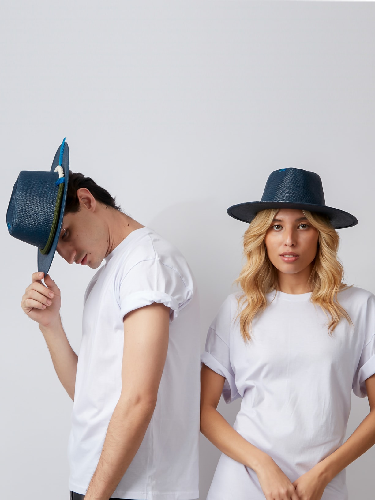 Chapéu Feminino Panamá Com Corda Náutica E Pena Natural Azul Âmmbar