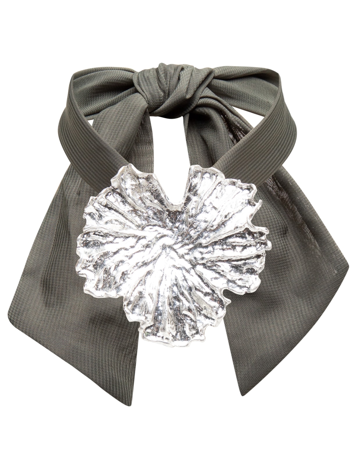 Colar Feminino Em Lenço Com Pingente De Metal - Prata