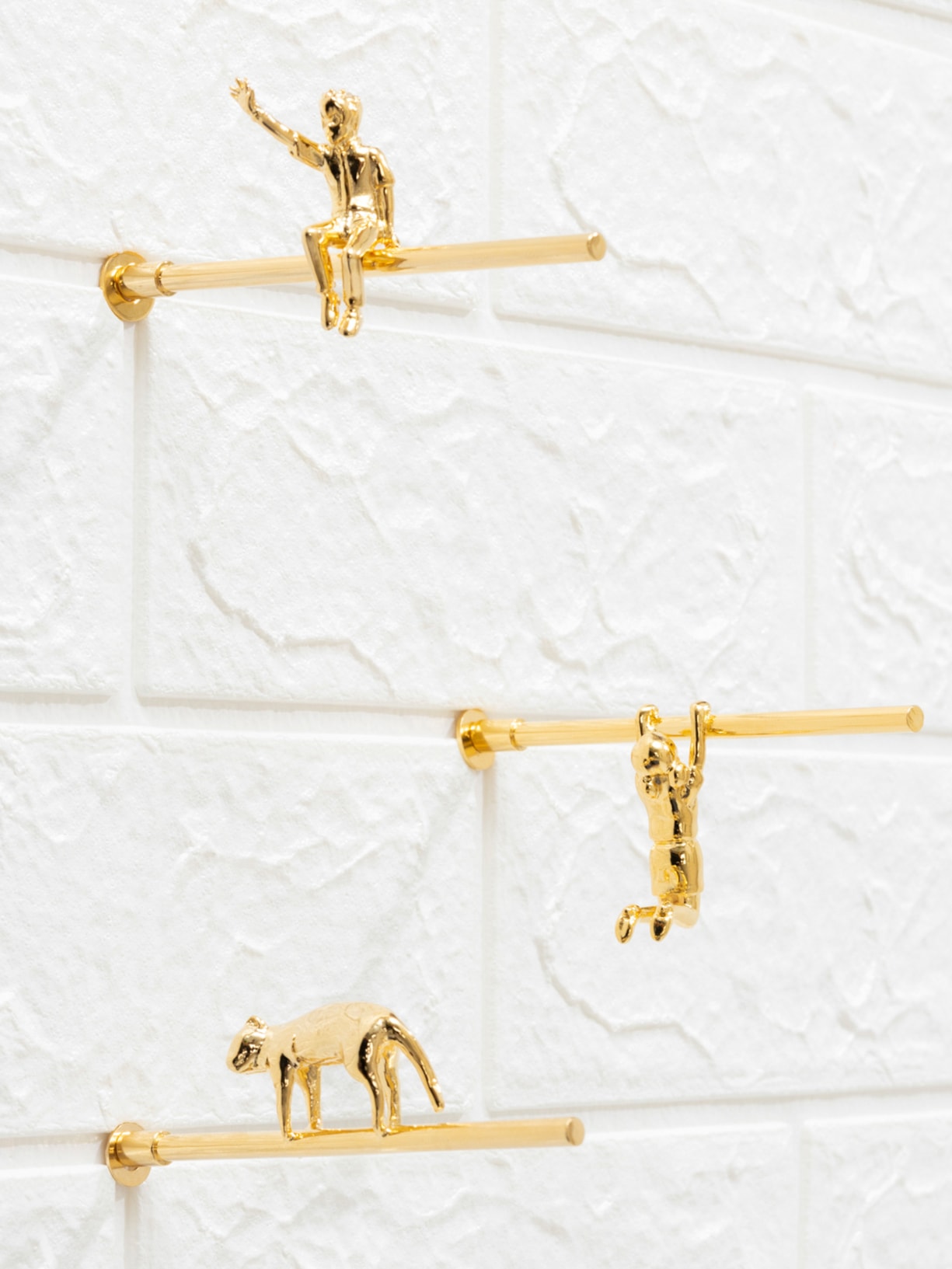 Escultura Parafuso Menina Curiosa Dourado Nara Ota Design