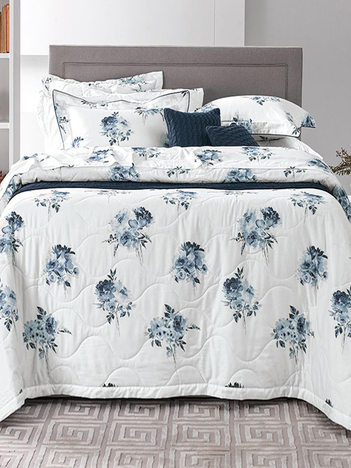 Jogo de Cama Casal Sirmione Estampado Em Algodão 4 Peças Branco  Trussardi
