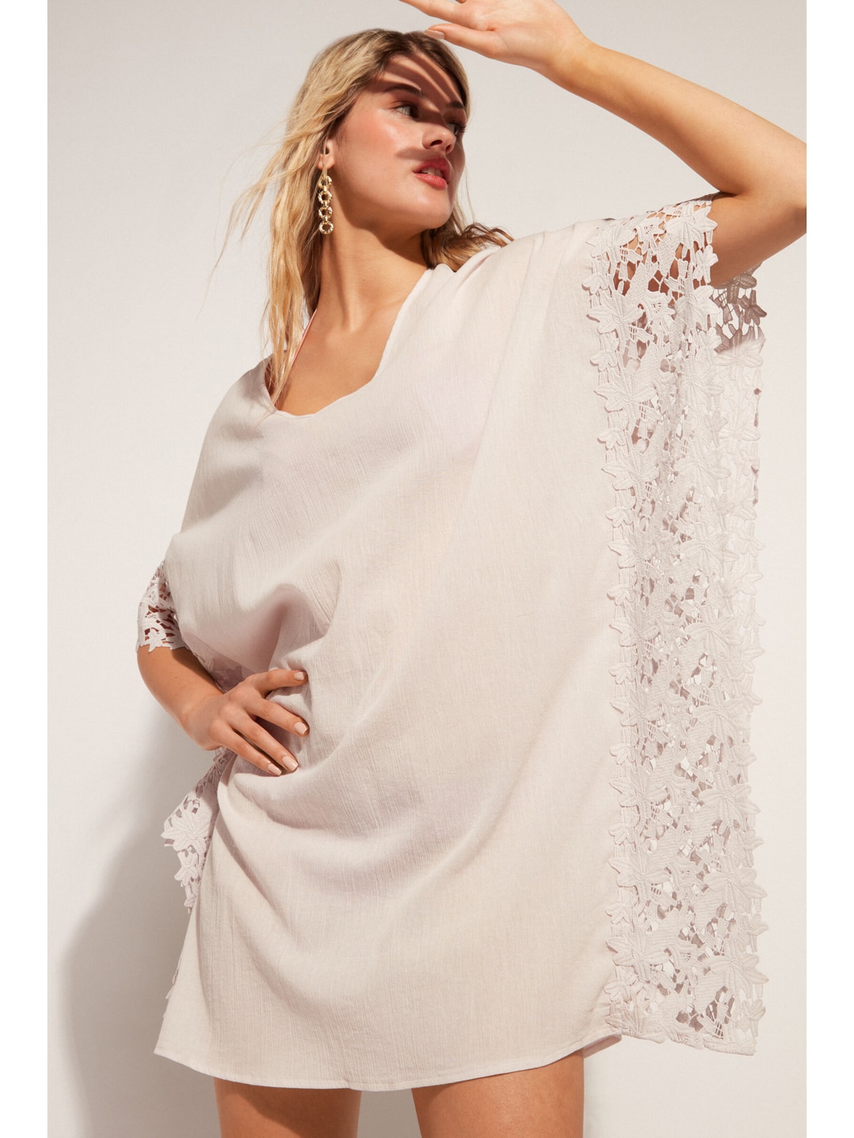 Kaftan Em Renda Macramê Com Flores Bege Calzedonia