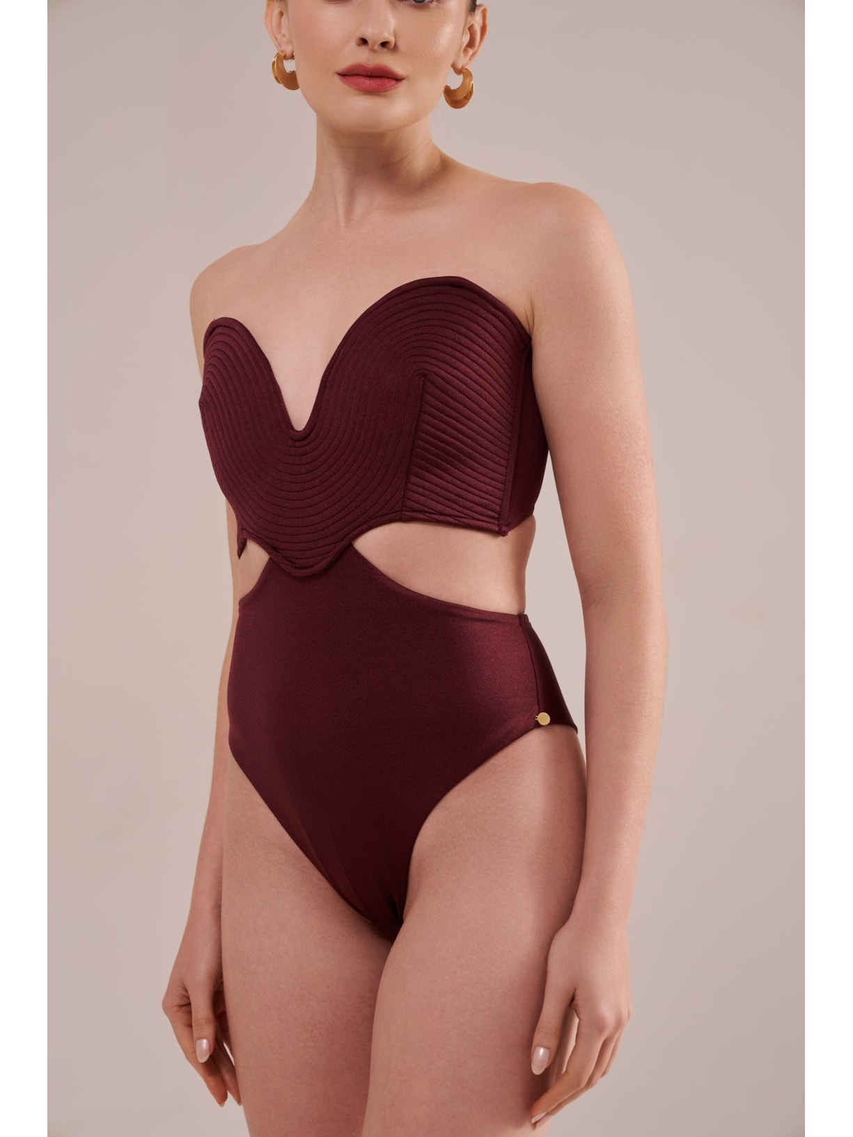 maiô strapless matelassê orla cabernet Suntime