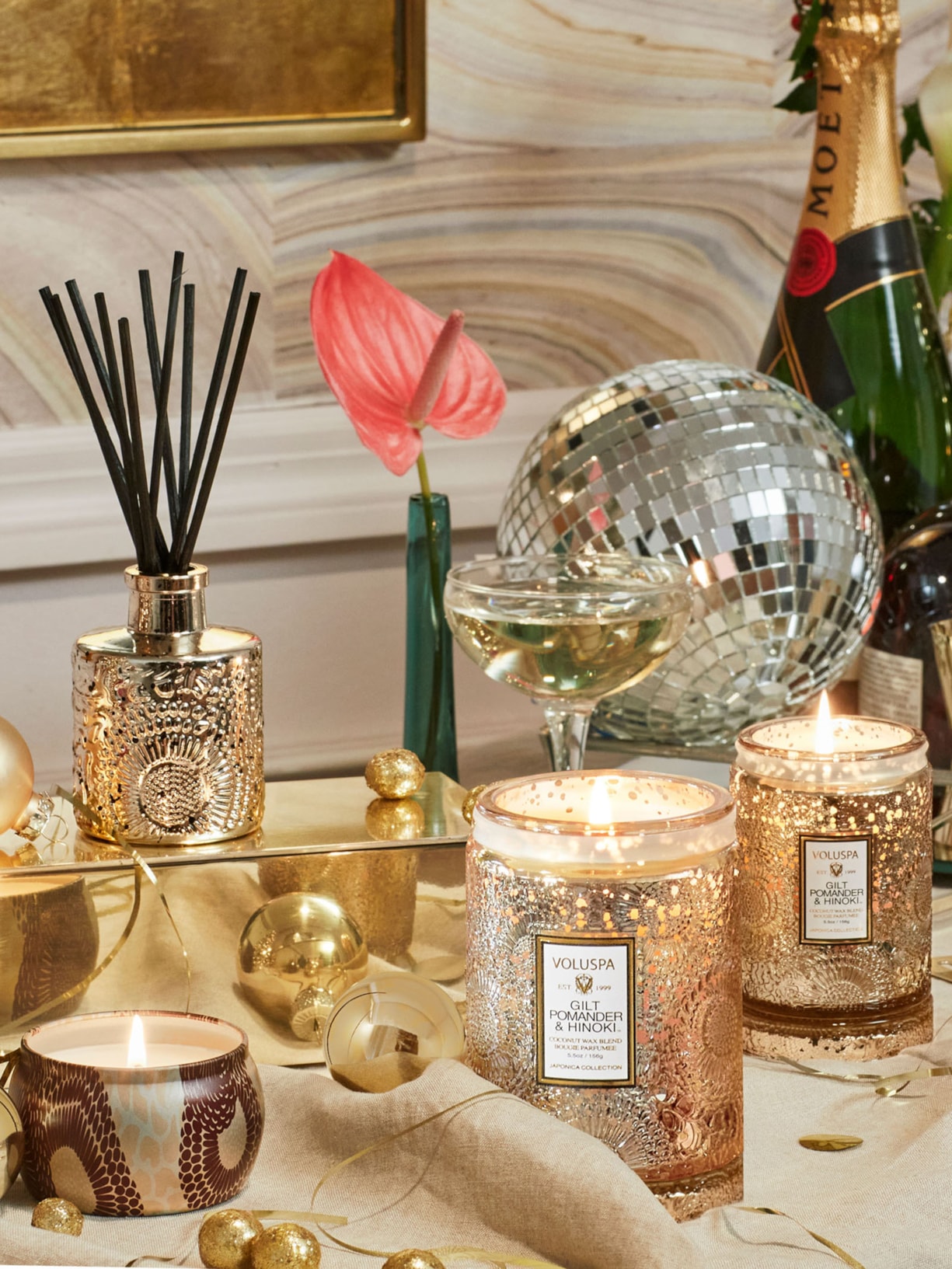 Mini Vela Pote Vidro 50H Relevo Gilt Pomander Hinoki Dourado Voluspa