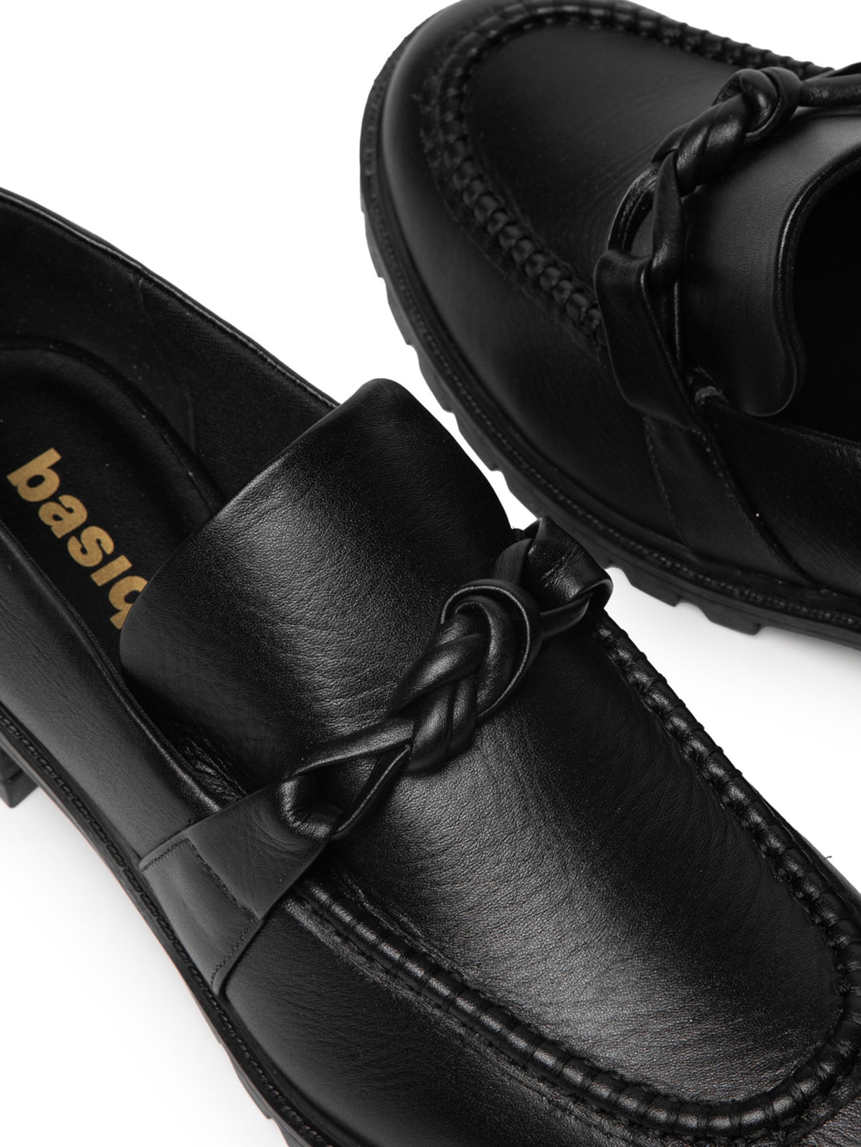 Mocassim Feminino De Couro Com Solado Emborrachado Preto Basiq