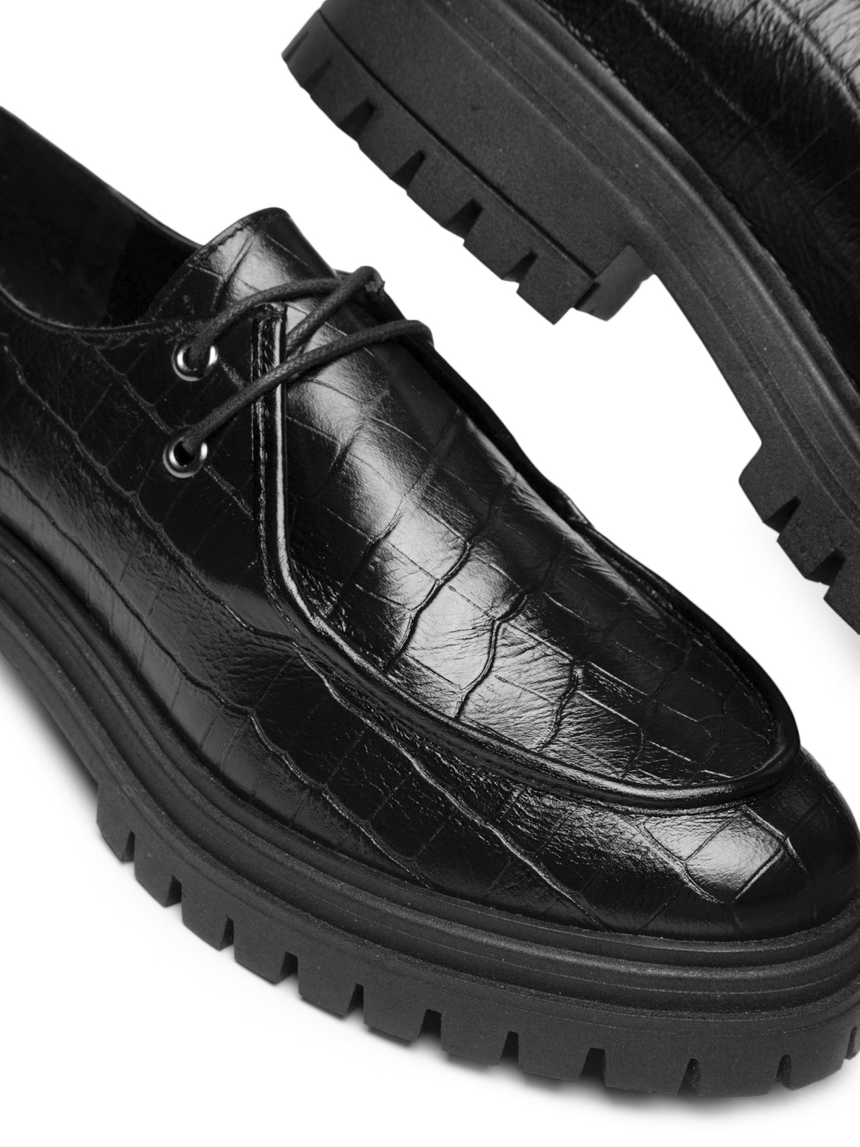 Mocassim Feminino Tratorado Em Couro Croco Preto Basiq