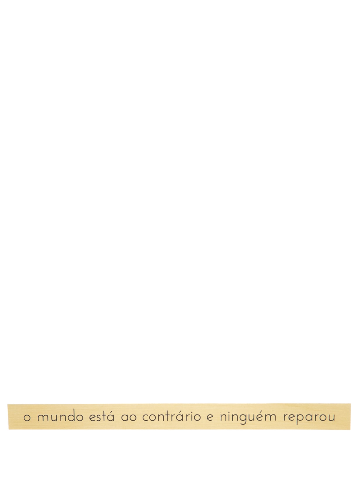 Placa O Mundo Está Ao Contrário E Ninguém Reparou - Dourado