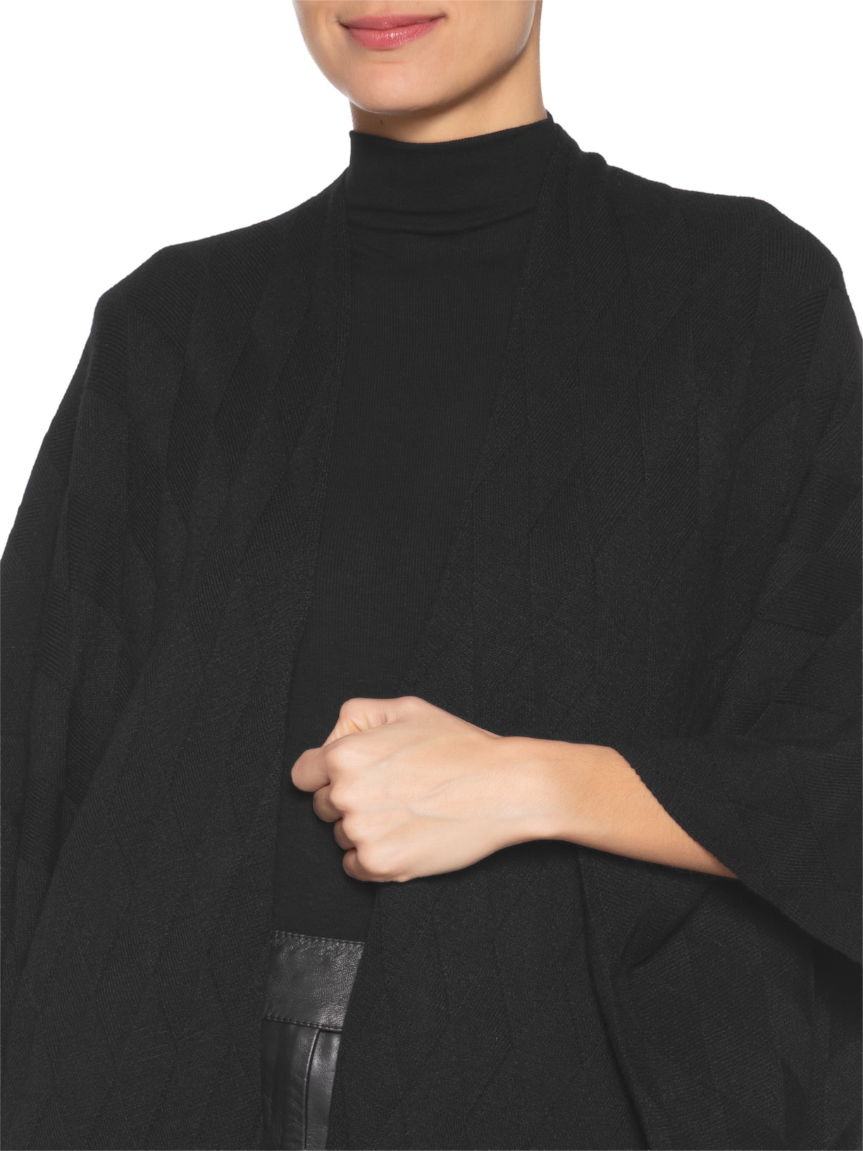 Poncho Feminino Jacque Preto Carol Bassi