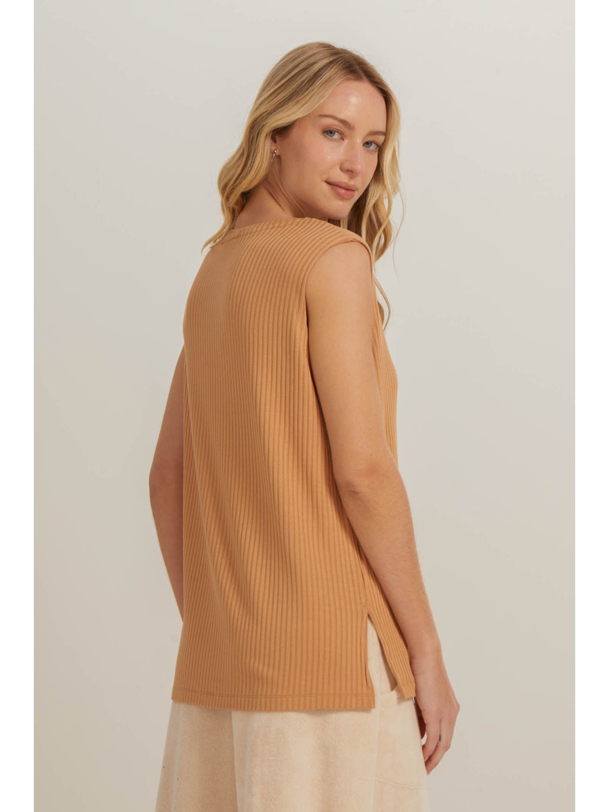 Regata Decote V Canelada Castanho Miriam Yogini