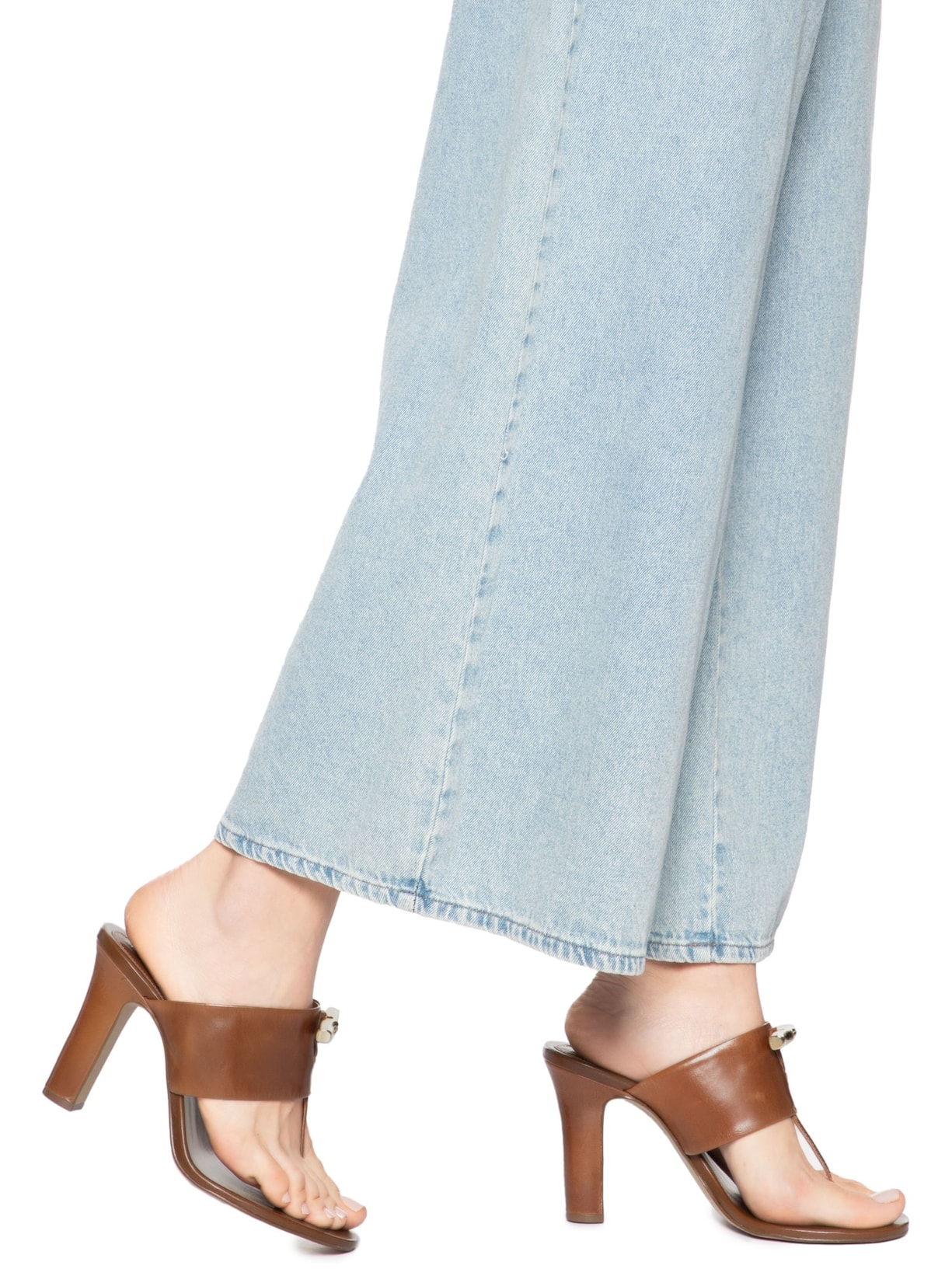 Sandália Couro Salto Médio Tira Thong Marrom Arezzo + Isla