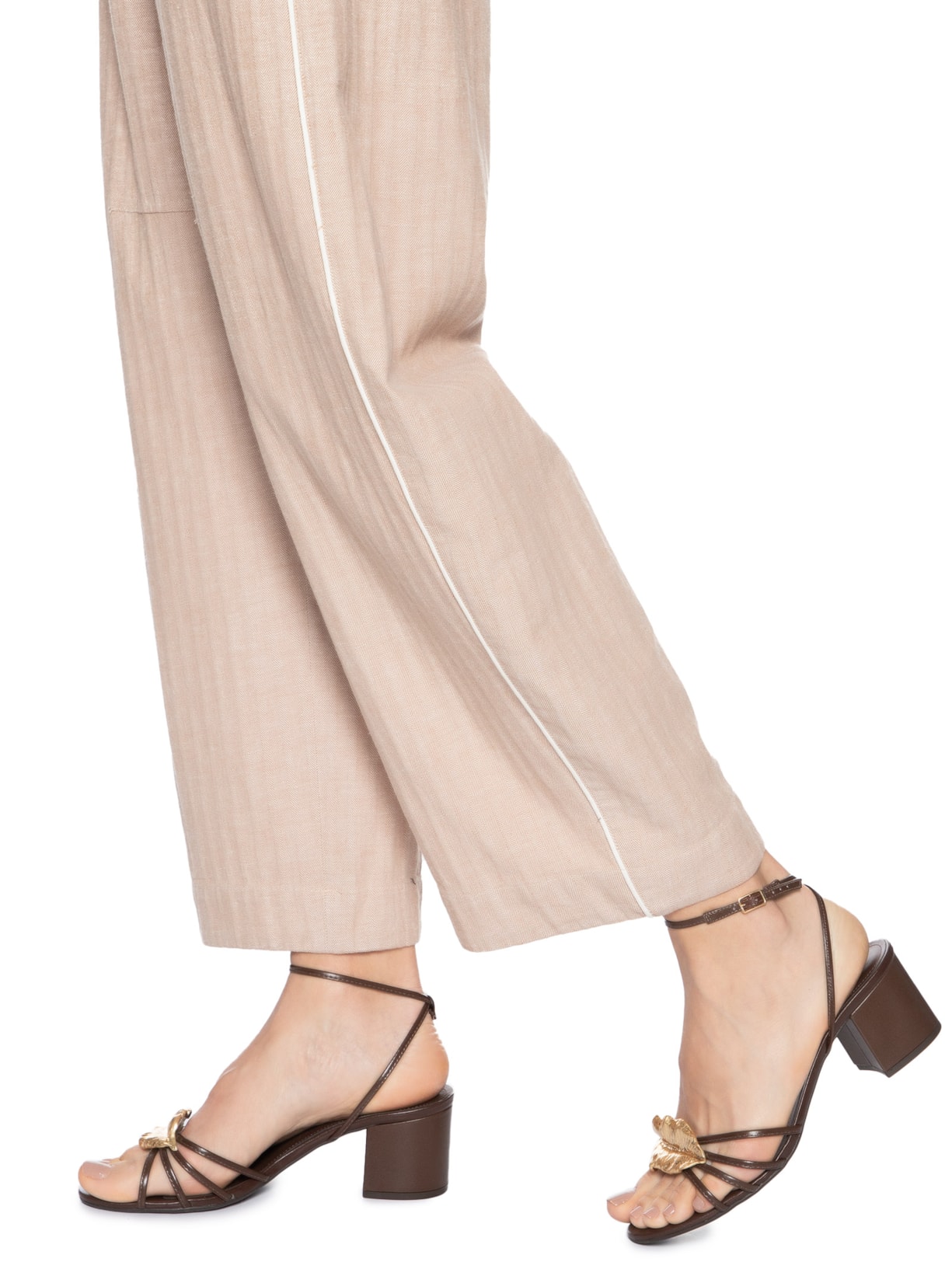 Sandália Feminina Couro Salto Médio Bloco Folha Metal Marrom Arezzo