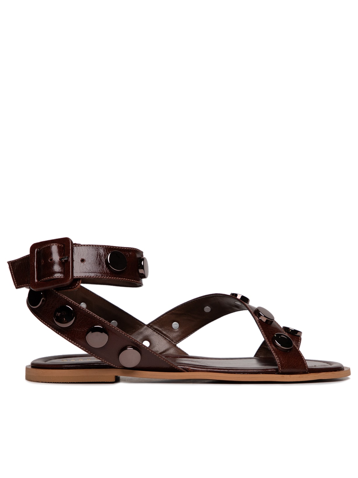 Sandália Feminina Rasteira Em Couro Com Tachas Metálicas - Marrom