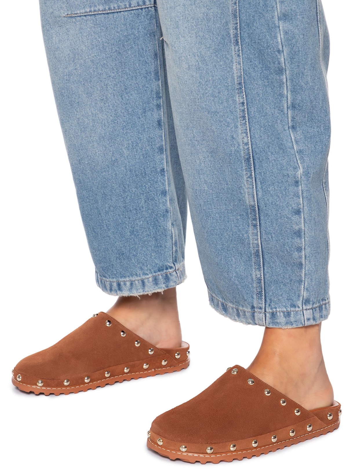 Sandália Feminina Sabot Em Camurça Caramelo Com Studs Bege Luiza Barcelos