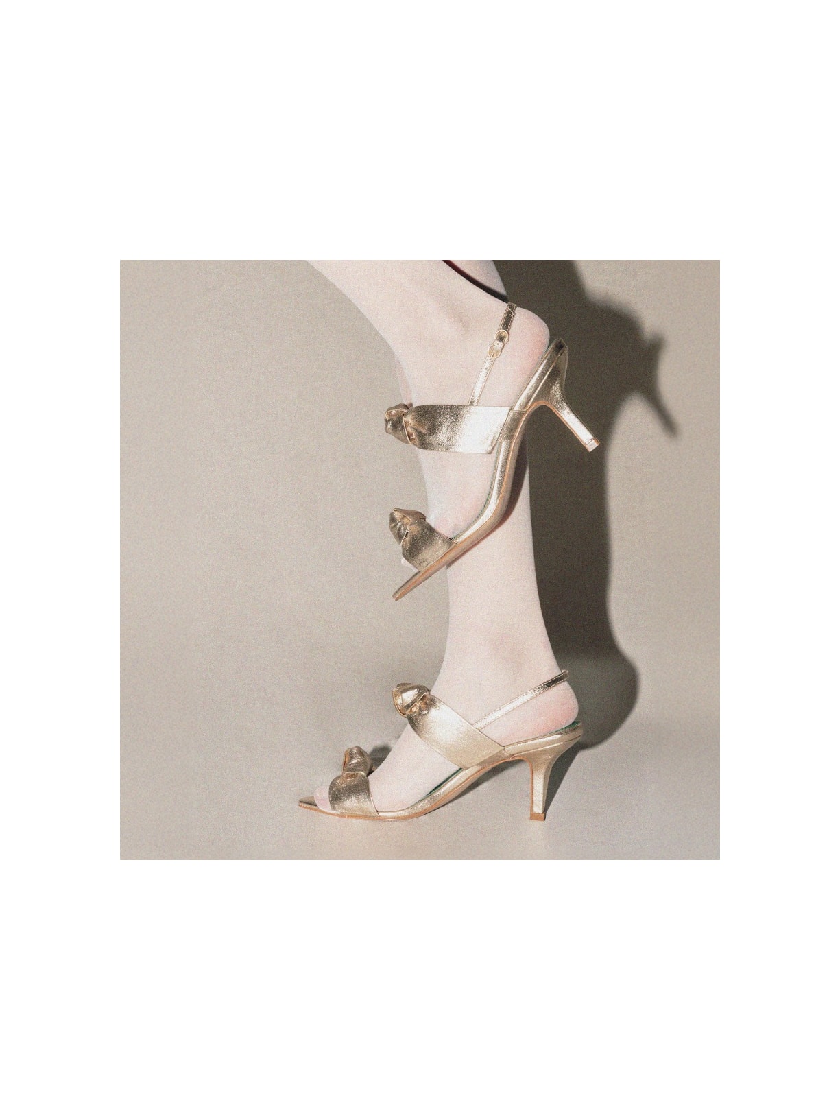 Sandália Salto Laços Couro Sofia Champagne Pura