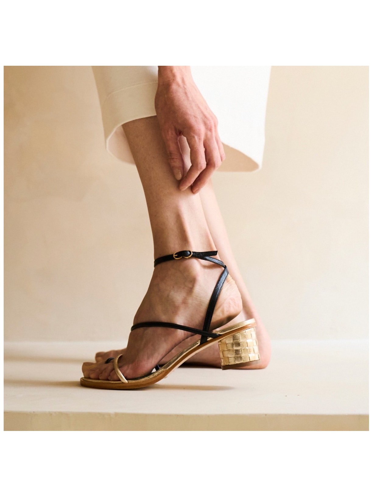 Sandália Salto Médio Tressê Celeste Preto e Champagne Pura